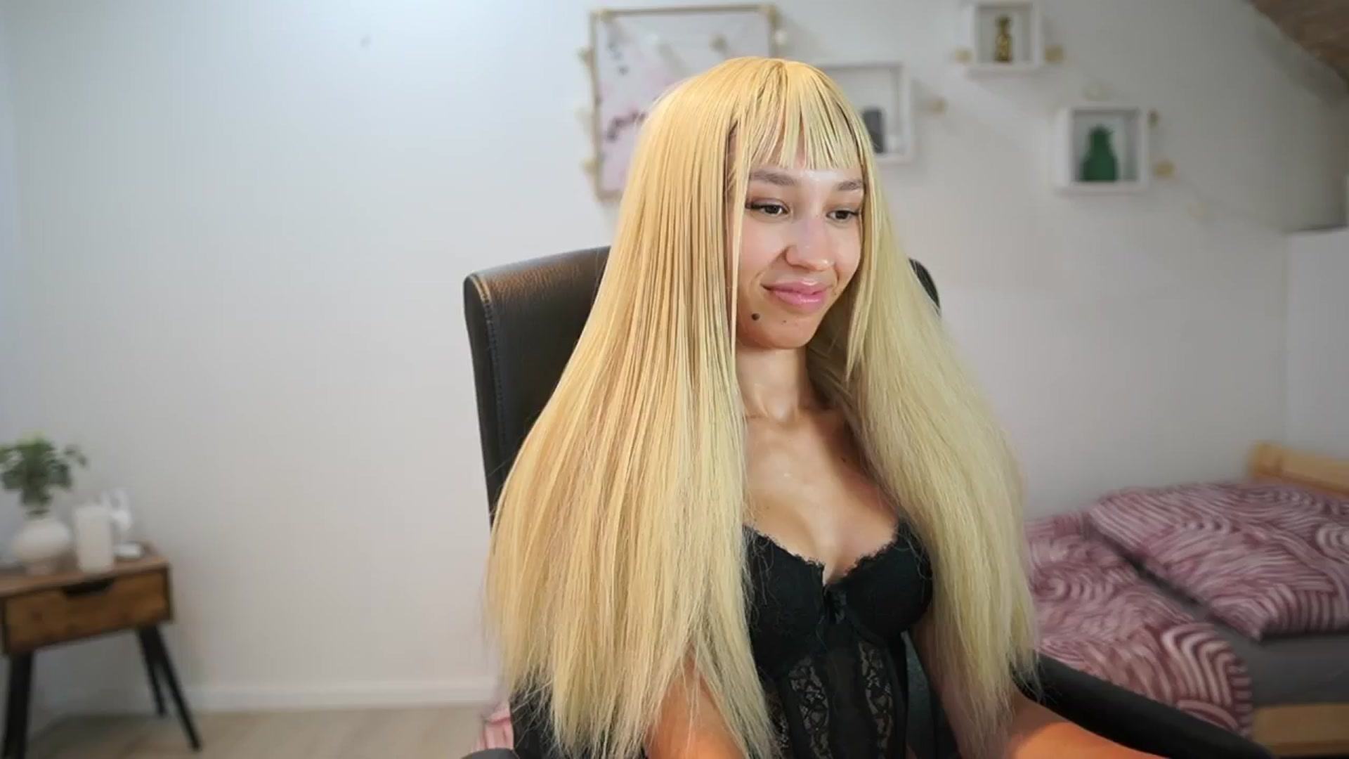 Gallery image thumbnail from Amai__Liu's myfreecams stream on, 08/21/2025, 21:21 image 15 of 20