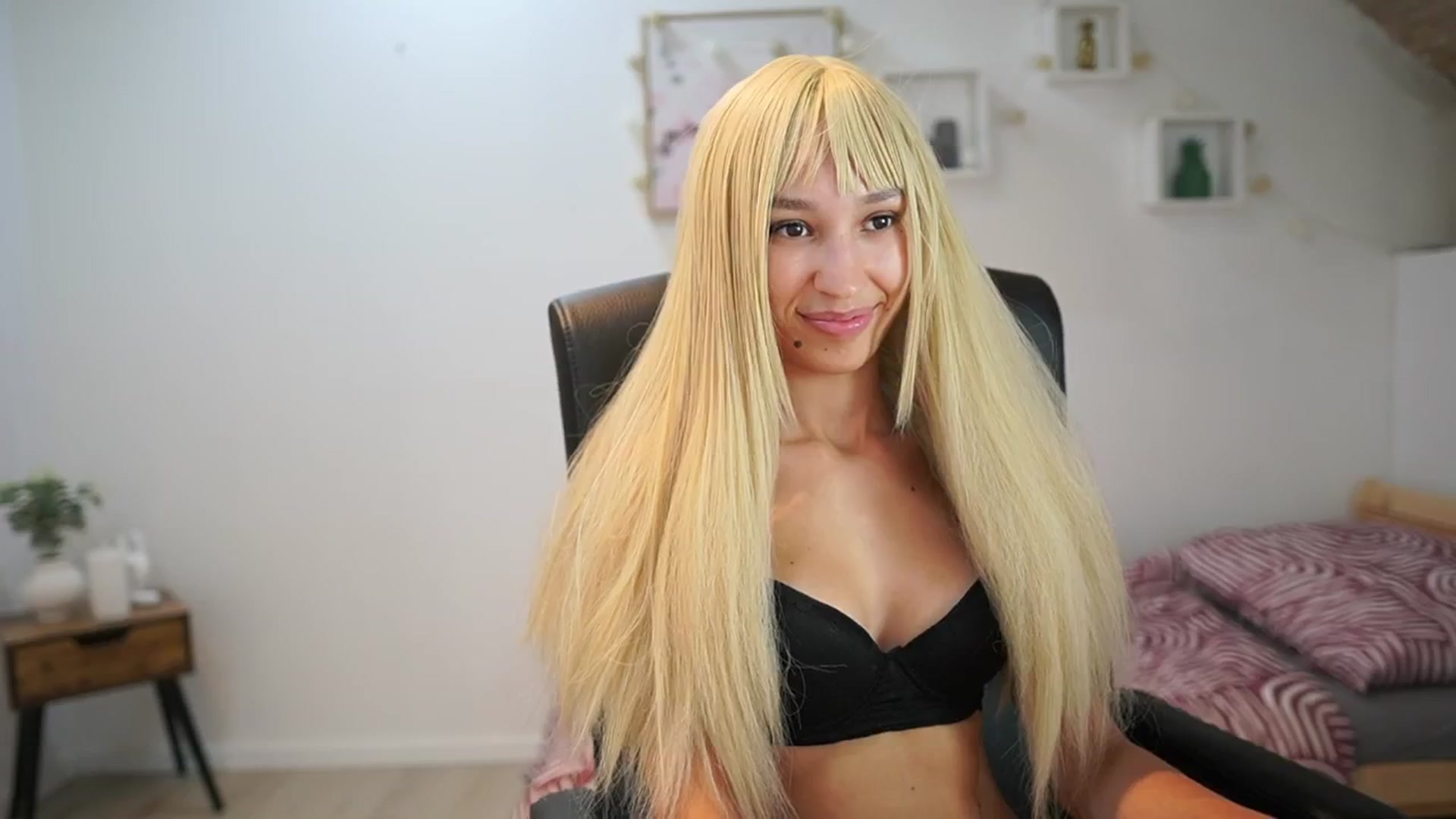 Gallery image thumbnail from Amai__Liu's myfreecams stream on, 08/22/2025, 21:16 image 17 of 20