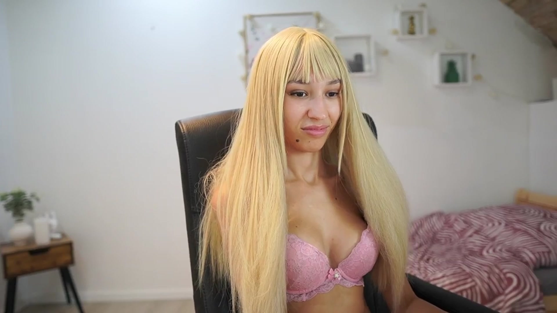 Gallery image thumbnail from Amai__Liu's myfreecams stream on, 08/27/2025, 19:37 image 16 of 20