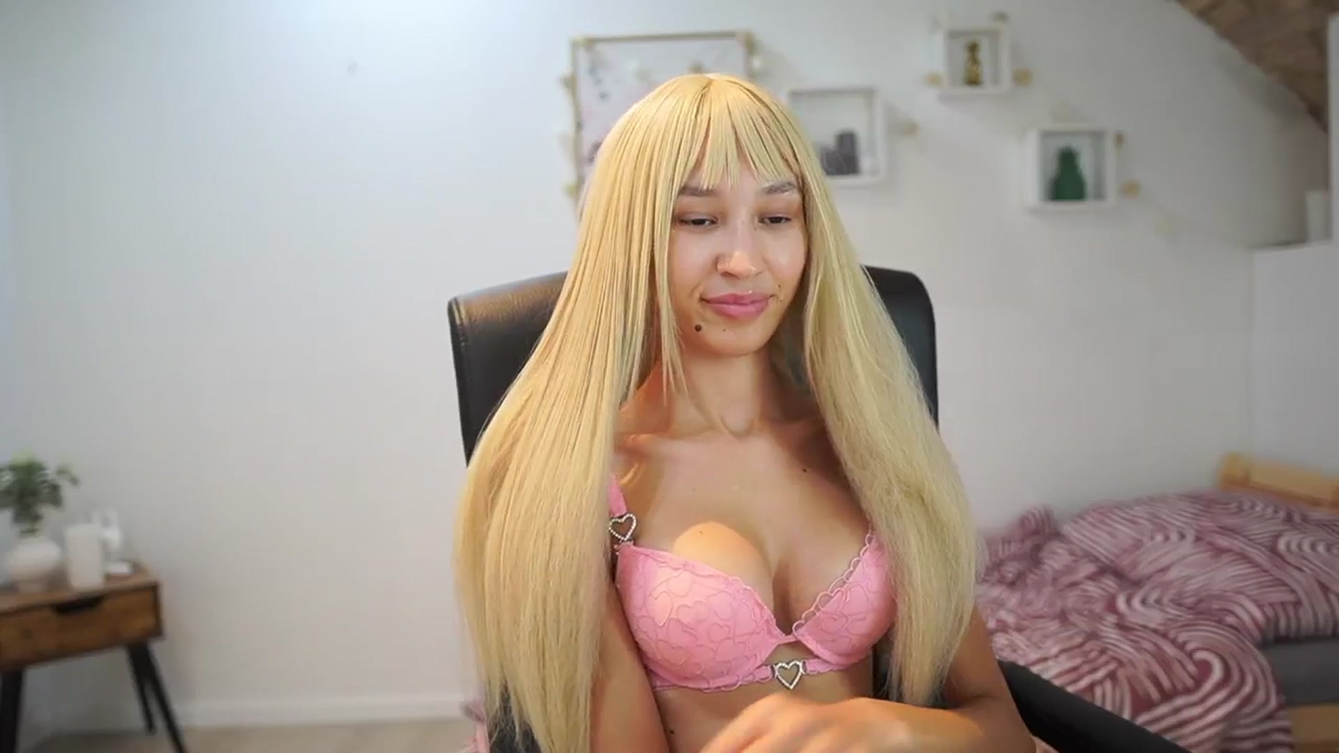 Gallery image thumbnail from Amai__Liu's myfreecams stream on, 08/30/2025, 20:16 image 17 of 20