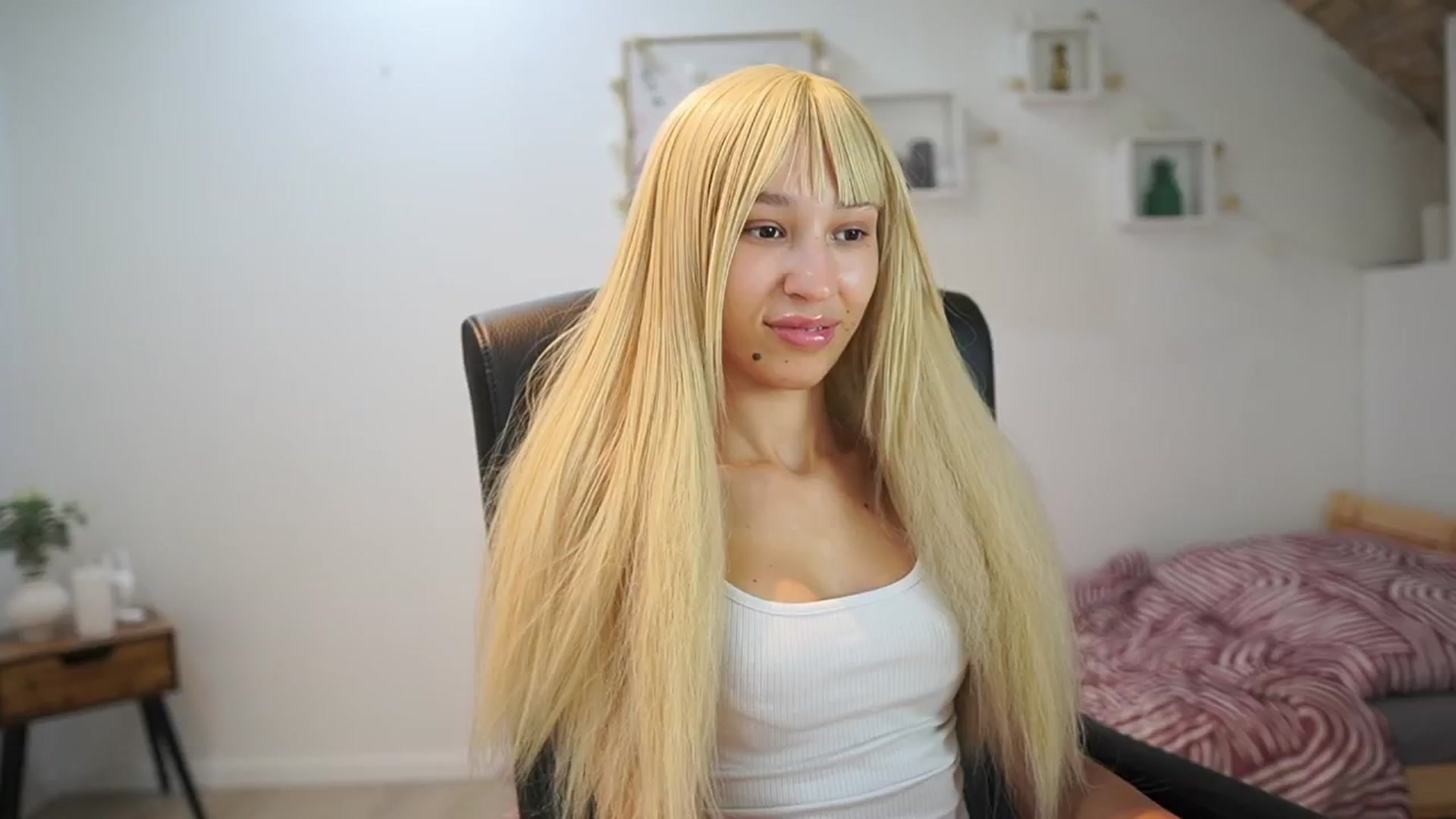 Gallery image thumbnail from Amai__Liu's myfreecams stream on, 09/03/2025, 19:11 image 6 of 20
