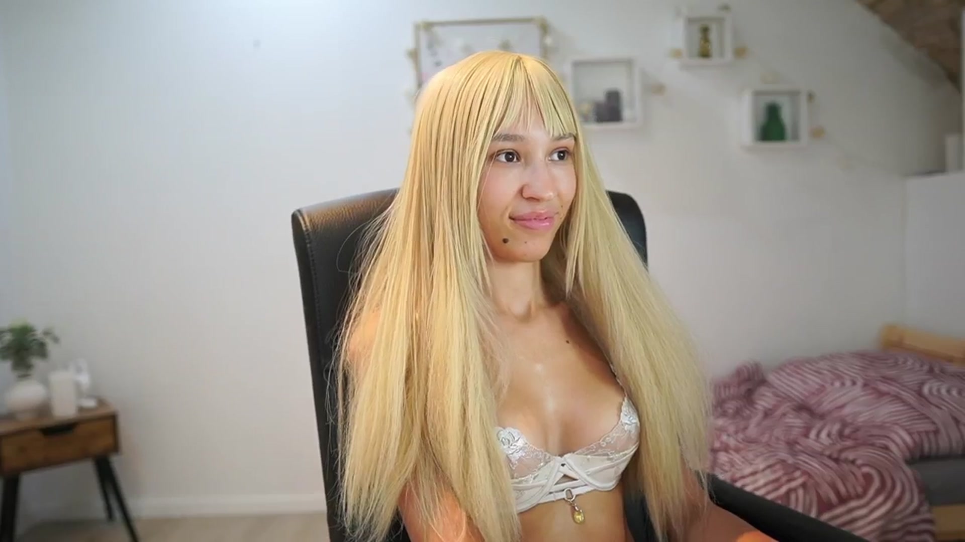 Gallery image thumbnail from Amai__Liu's myfreecams stream on, 09/03/2025, 21:29 image 14 of 20