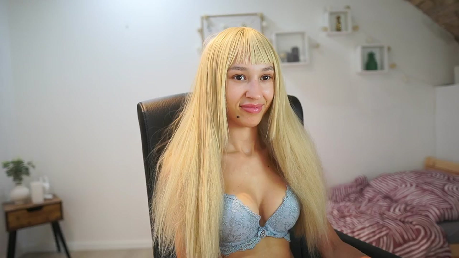 Gallery image thumbnail from Amai__Liu's myfreecams stream on, 09/04/2025, 21:26 image 17 of 20