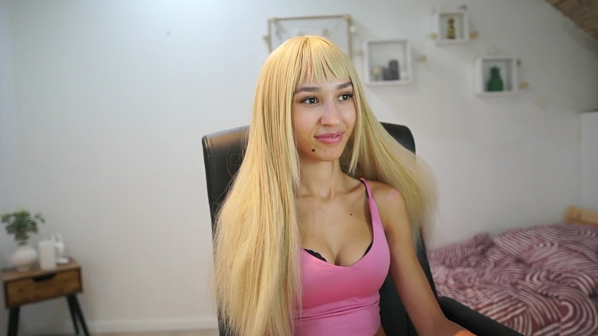 Gallery image thumbnail from Amai__Liu's myfreecams stream on, 09/06/2025, 18:21 image 10 of 20