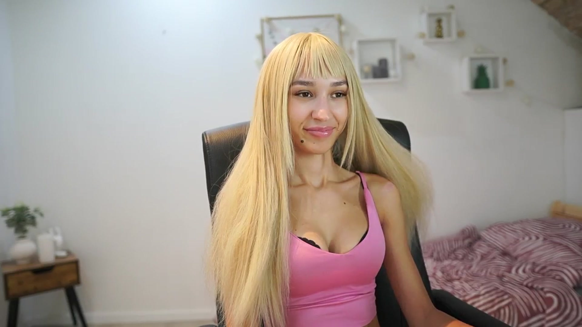 Gallery image thumbnail from Amai__Liu's myfreecams stream on, 09/06/2025, 18:21 image 6 of 20