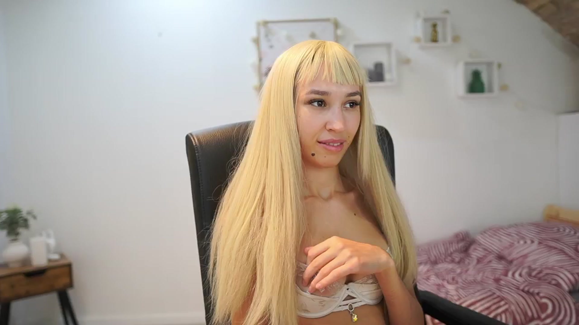 Gallery image thumbnail from Amai__Liu's myfreecams stream on, 09/09/2025, 22:23 image 18 of 20