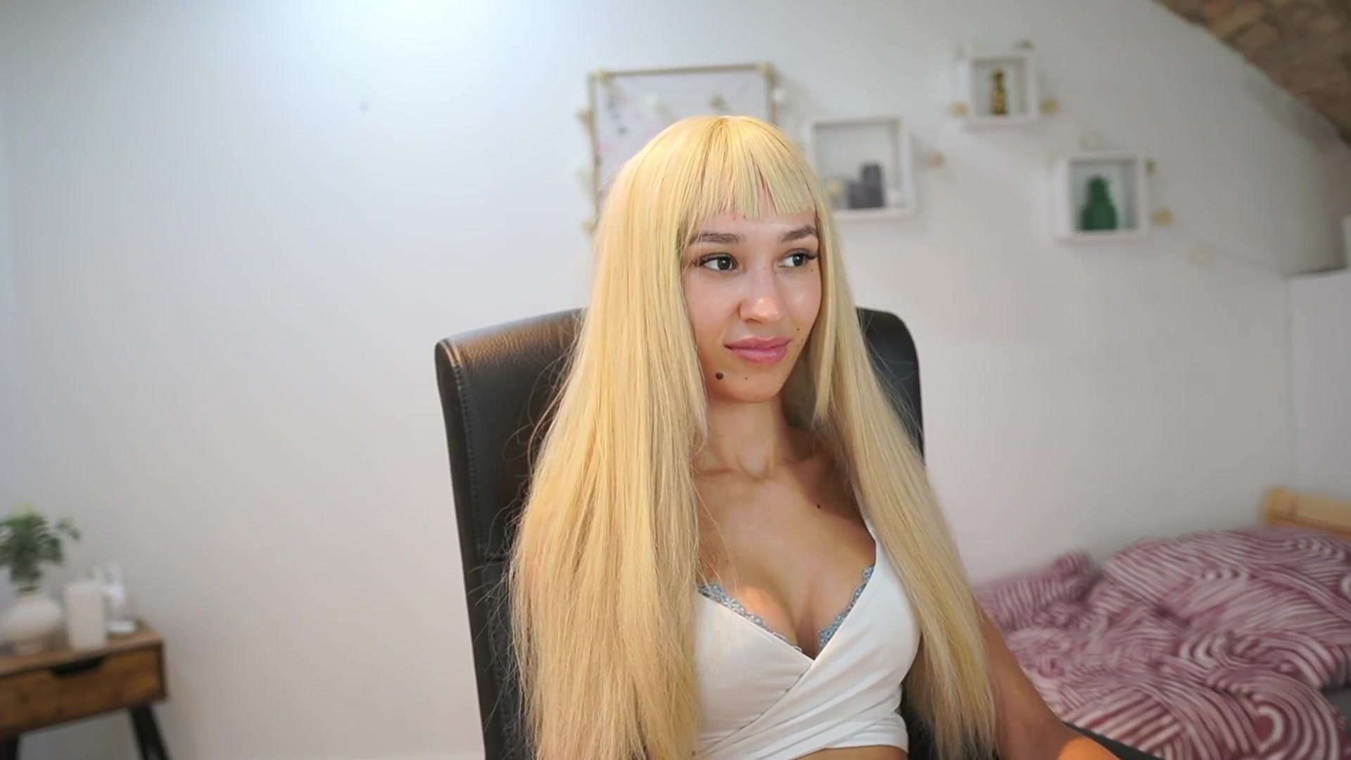 Gallery image thumbnail from Amai__Liu's myfreecams stream on, 09/10/2025, 20:31 image 4 of 20