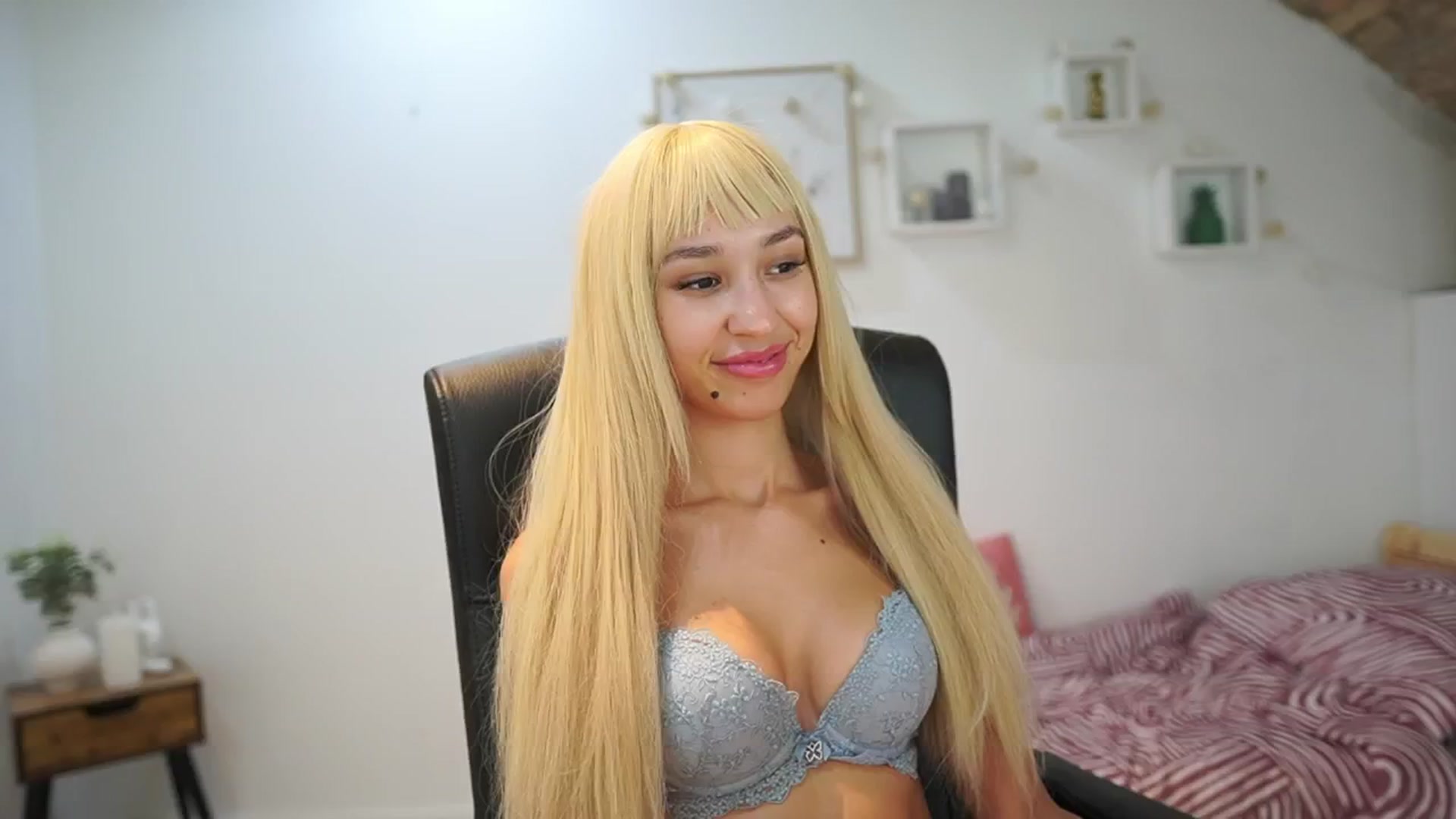 Gallery image thumbnail from Amai__Liu's myfreecams stream on, 09/10/2025, 21:32 image 13 of 20