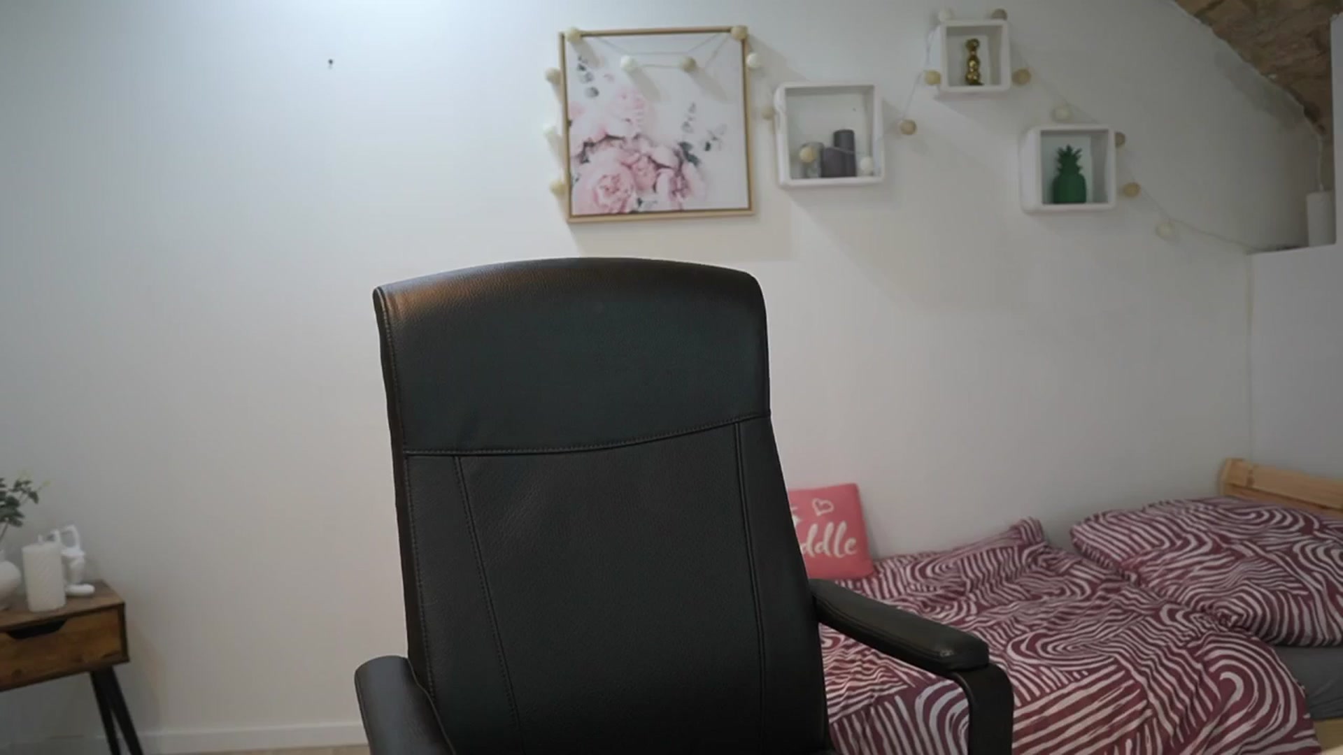 Gallery image thumbnail from Amai__Liu's myfreecams stream on, 09/21/2025, 22:49 image 15 of 20
