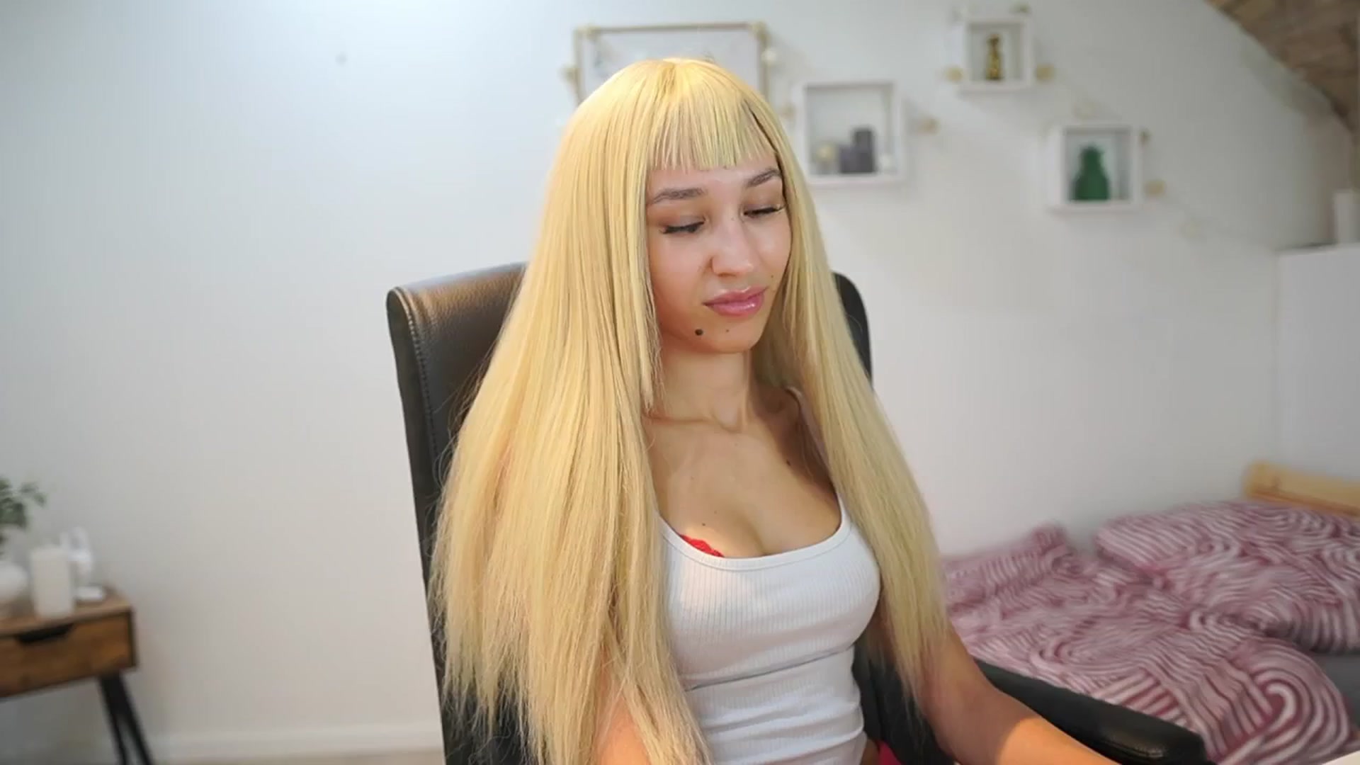 Gallery image thumbnail from Amai__Liu's myfreecams stream on, 09/22/2025, 21:15 image 4 of 20
