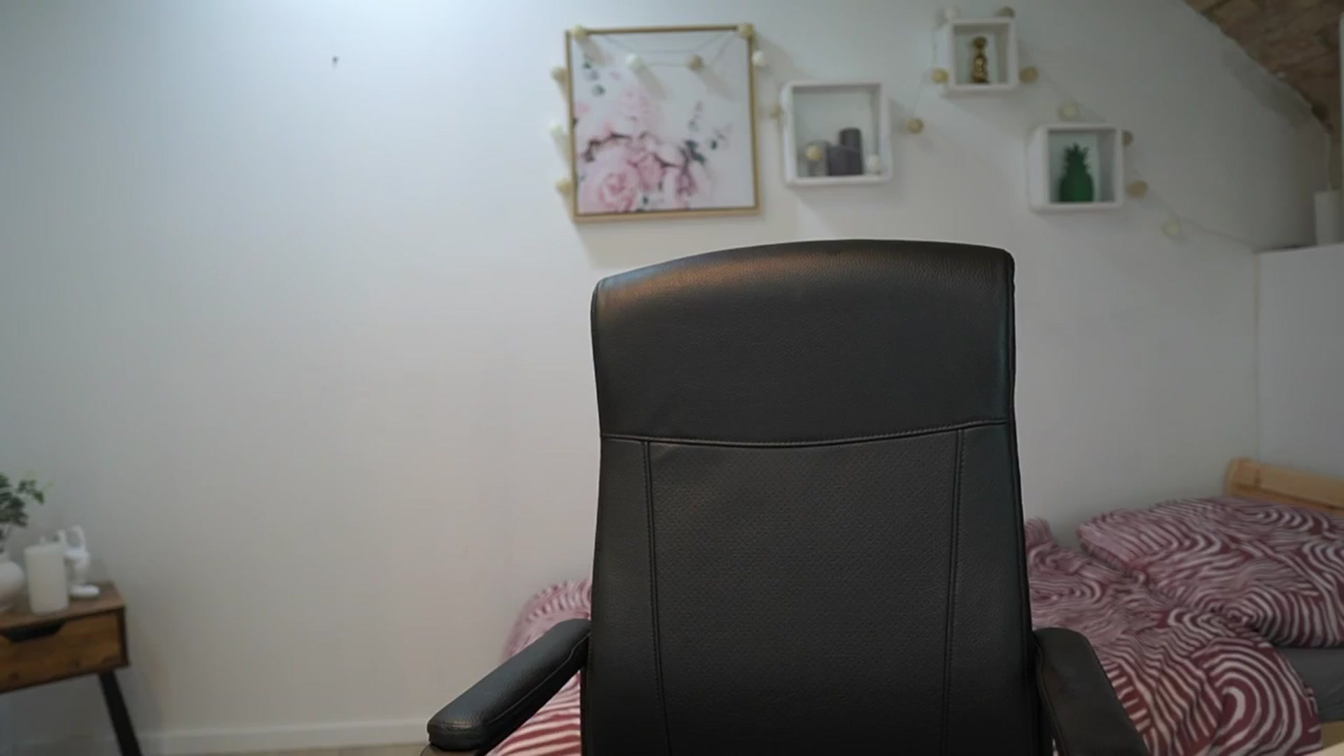Gallery image thumbnail from Amai__Liu's myfreecams stream on, 09/24/2025, 20:21 image 13 of 20