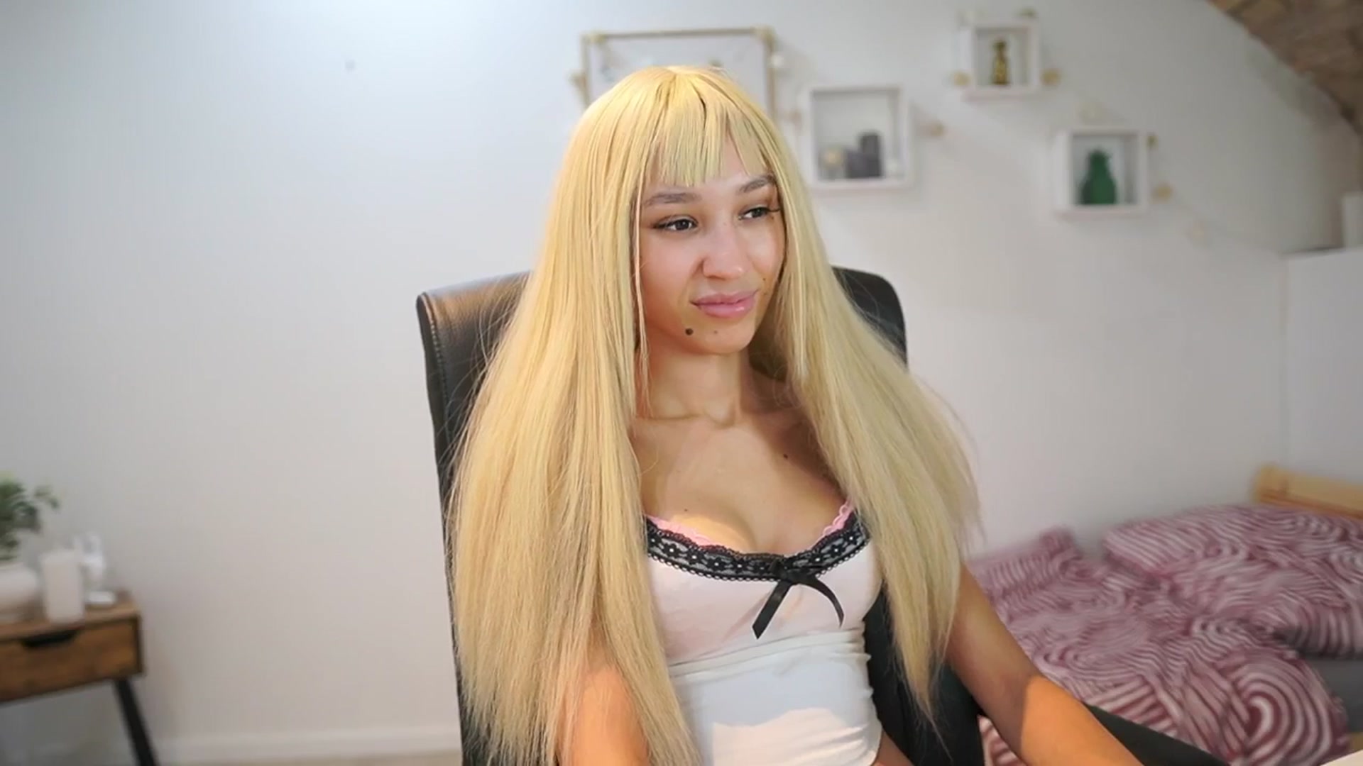 Gallery image thumbnail from Amai__Liu's myfreecams stream on, 09/26/2025, 19:00 image 12 of 20