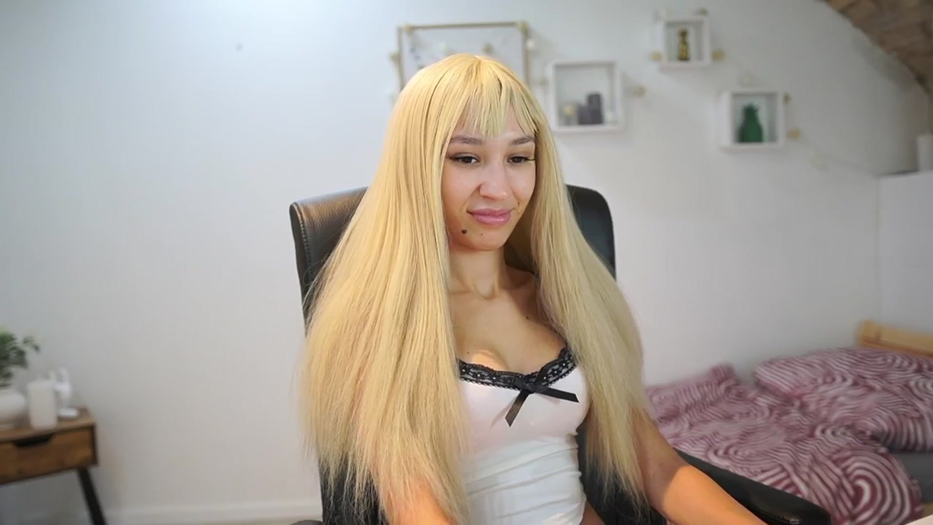 Gallery image thumbnail from Amai__Liu's myfreecams stream on, 09/26/2025, 19:00 image 3 of 20