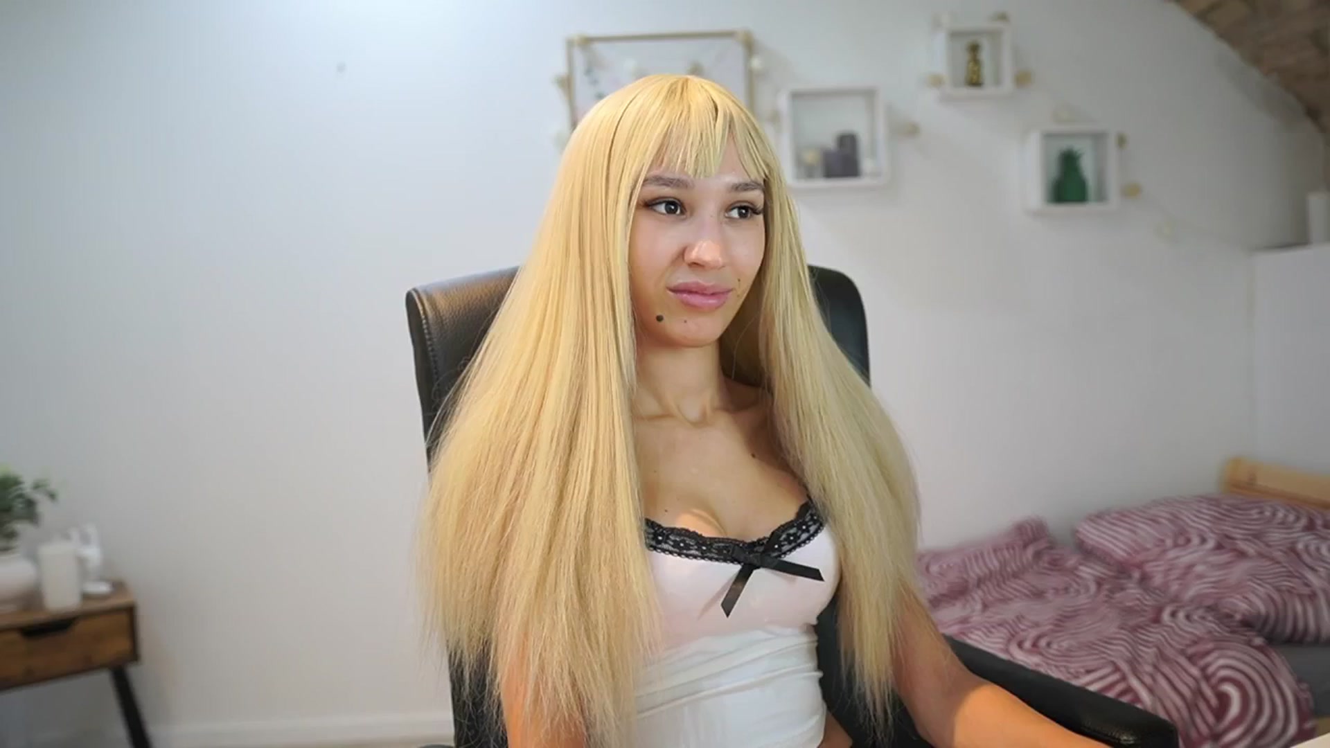 Gallery image thumbnail from Amai__Liu's myfreecams stream on, 09/26/2025, 19:00 image 1 of 20