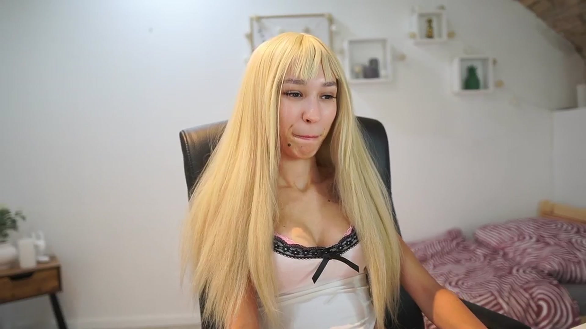 Gallery image thumbnail from Amai__Liu's myfreecams stream on, 09/26/2025, 19:00 image 17 of 20