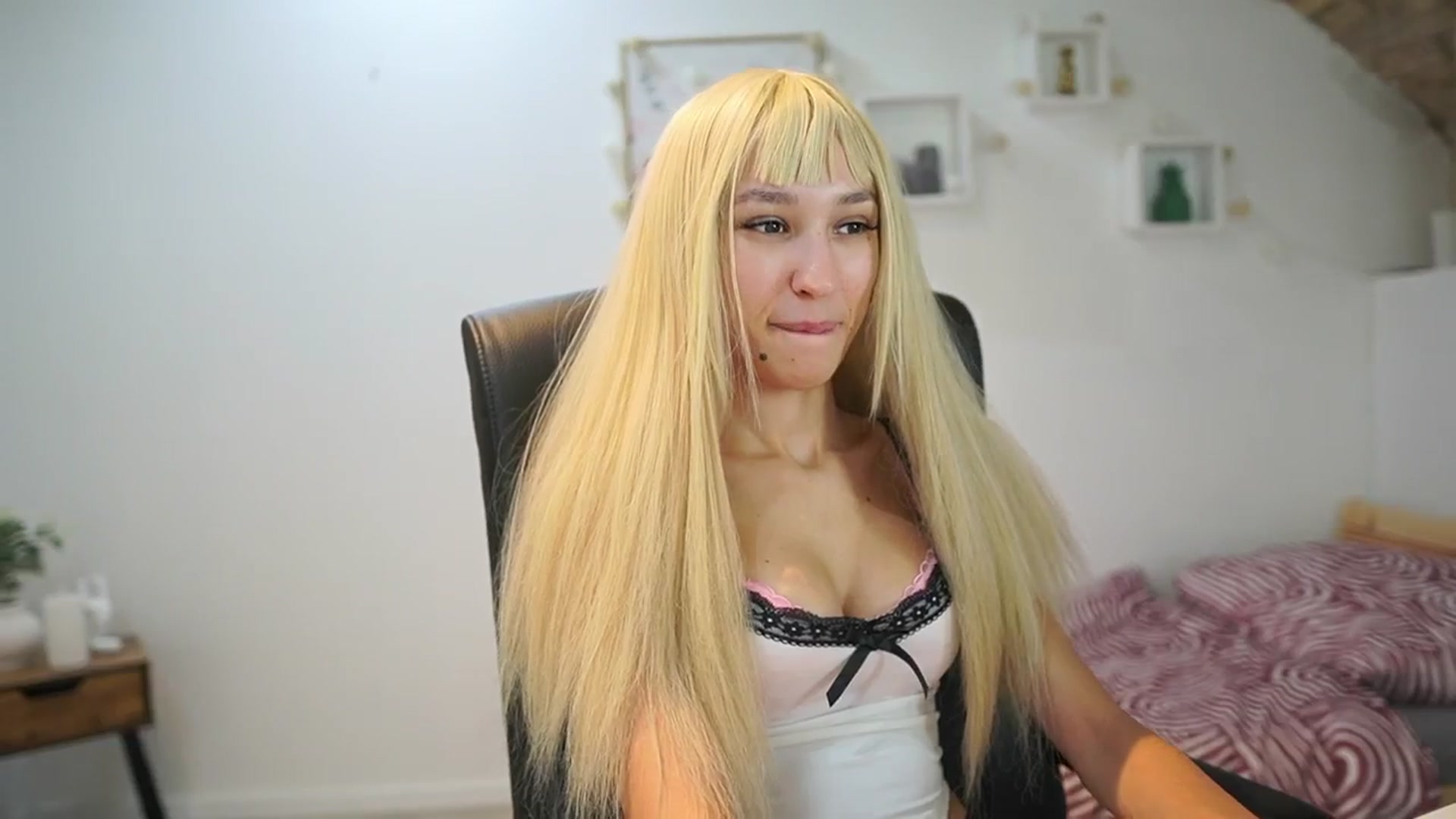 Gallery image thumbnail from Amai__Liu's myfreecams stream on, 09/26/2025, 19:00 image 9 of 20