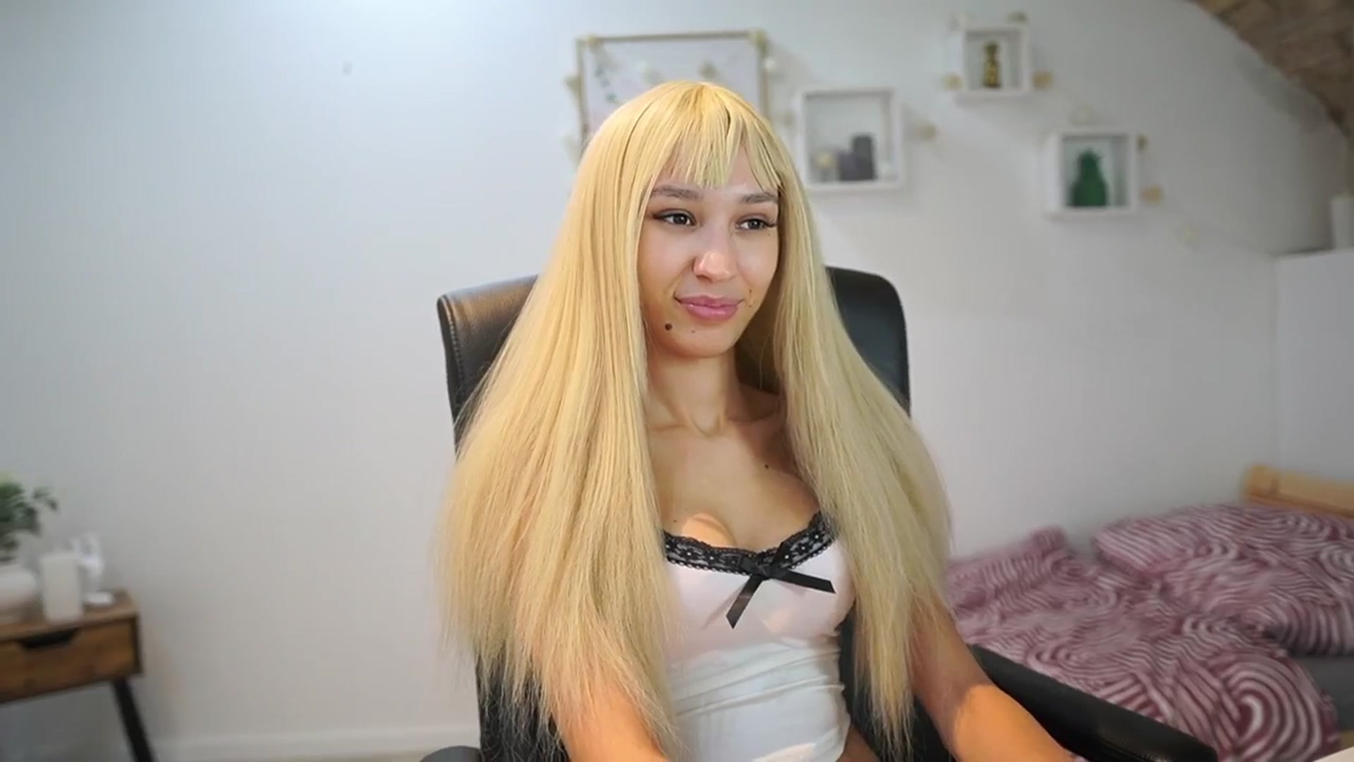 Gallery image thumbnail from Amai__Liu's myfreecams stream on, 09/26/2025, 19:00 image 2 of 20