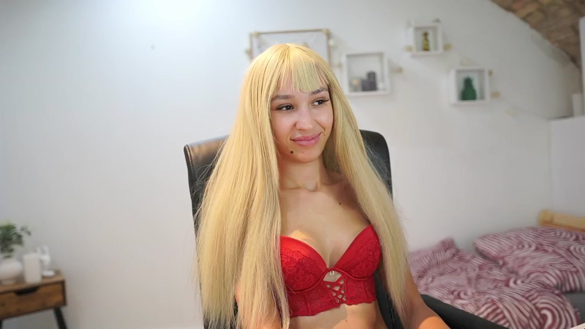 Gallery image thumbnail from Amai__Liu's myfreecams stream on, 09/30/2025, 22:37 image 7 of 20