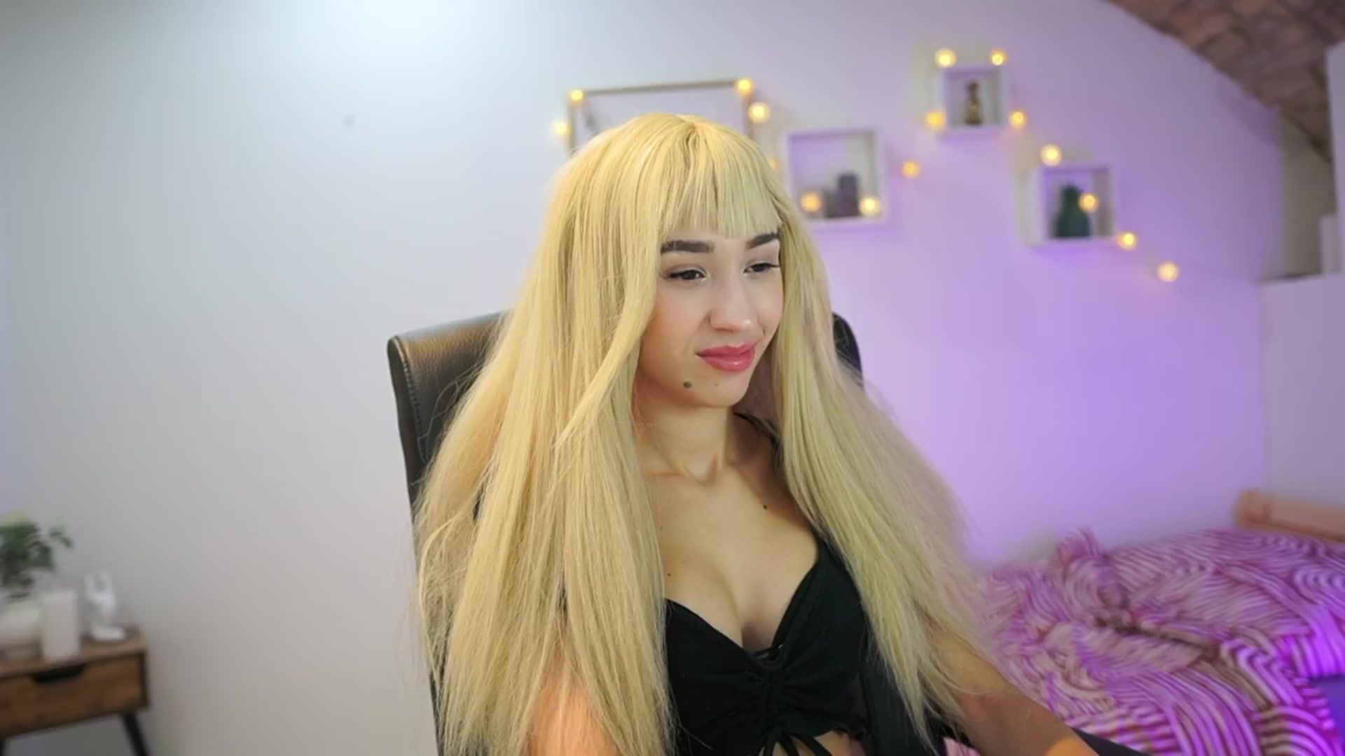 Gallery image thumbnail from Amai__Liu's myfreecams stream on, 10/19/2025, 18:25 image 4 of 20