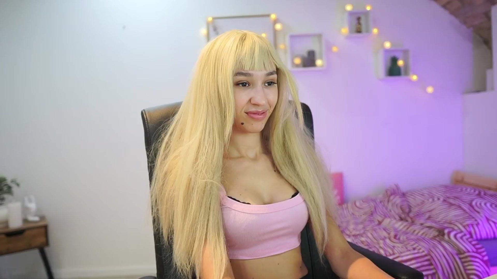 Gallery image thumbnail from Amai__Liu's myfreecams stream on, 10/21/2025, 19:00 image 6 of 20
