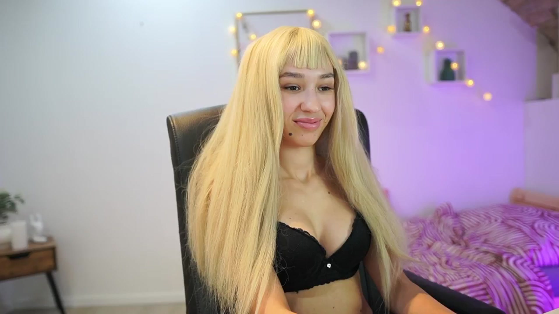 Gallery image thumbnail from Amai__Liu's myfreecams stream on, 10/21/2025, 19:52 image 14 of 20