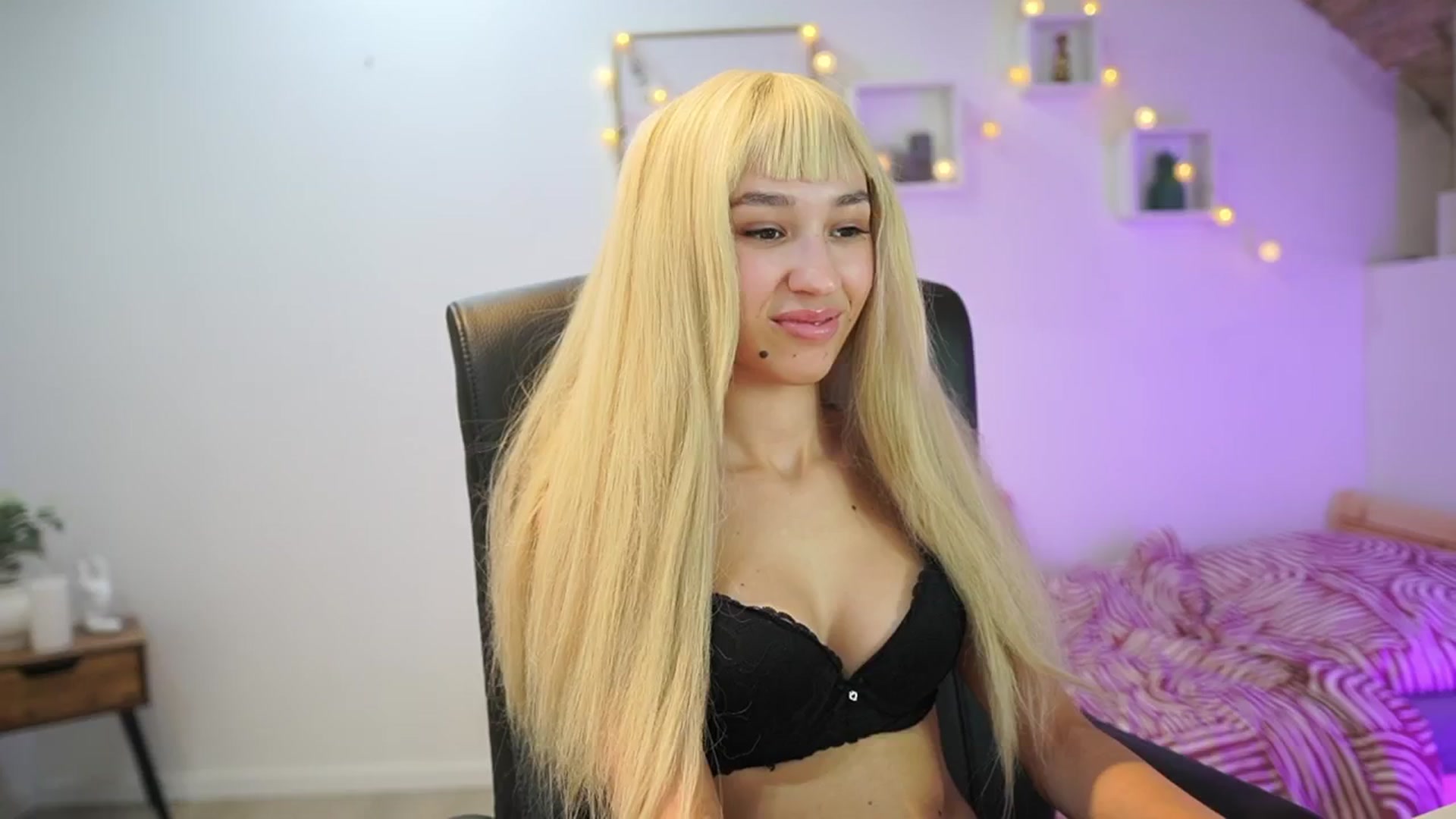 Gallery image thumbnail from Amai__Liu's myfreecams stream on, 10/21/2025, 19:52 image 19 of 20