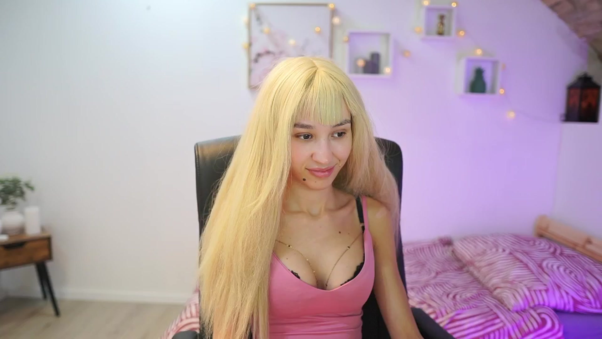 Gallery image thumbnail from Amai__Liu's myfreecams stream on, 11/19/2025, 20:41 image 4 of 20
