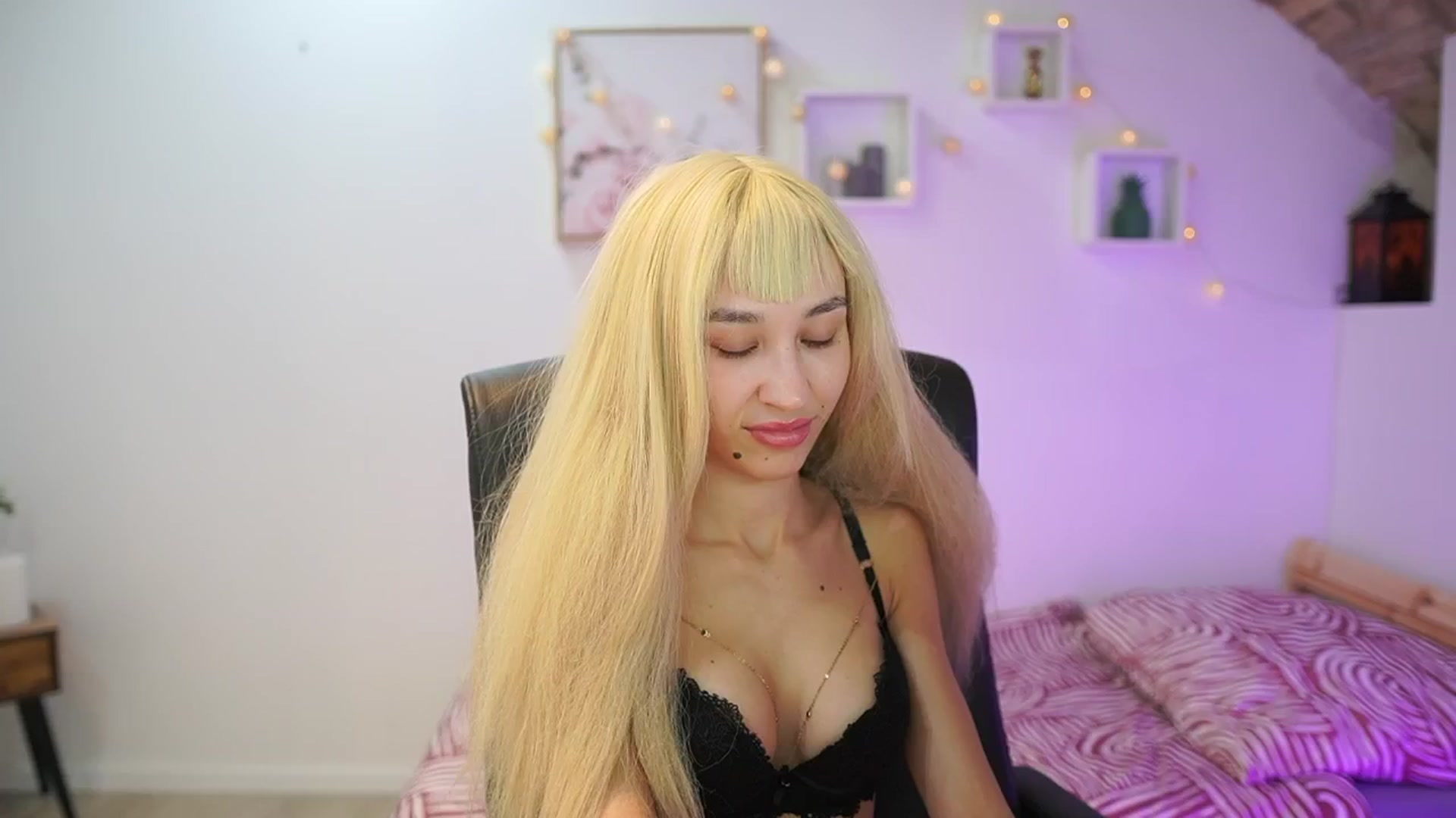 Gallery image thumbnail from Amai__Liu's myfreecams stream on, 11/19/2025, 22:10 image 18 of 20