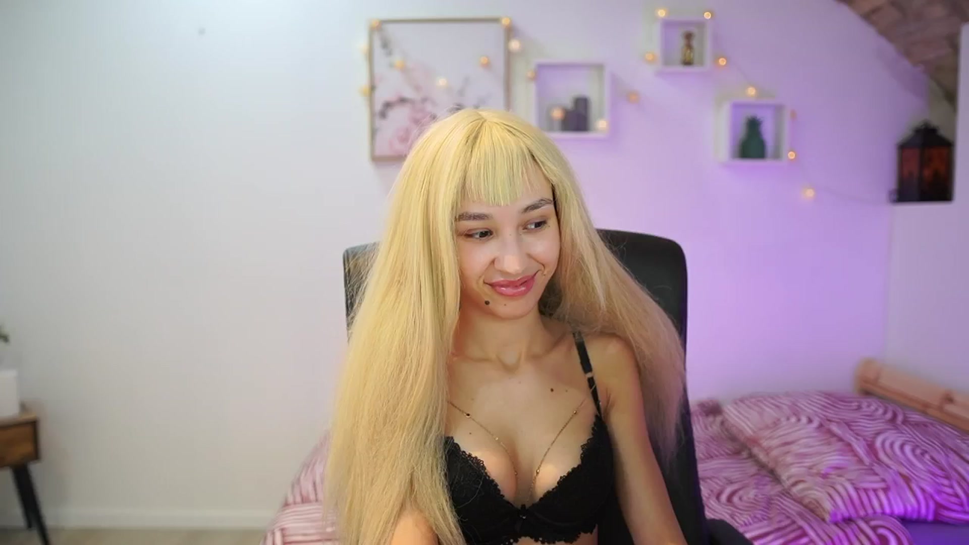 Gallery image thumbnail from Amai__Liu's myfreecams stream on, 11/19/2025, 22:10 image 17 of 20