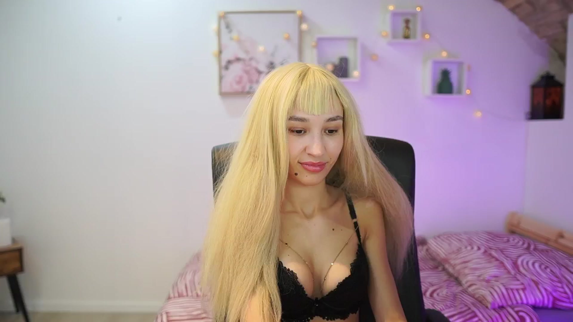 Gallery image thumbnail from Amai__Liu's myfreecams stream on, 11/19/2025, 22:10 image 15 of 20