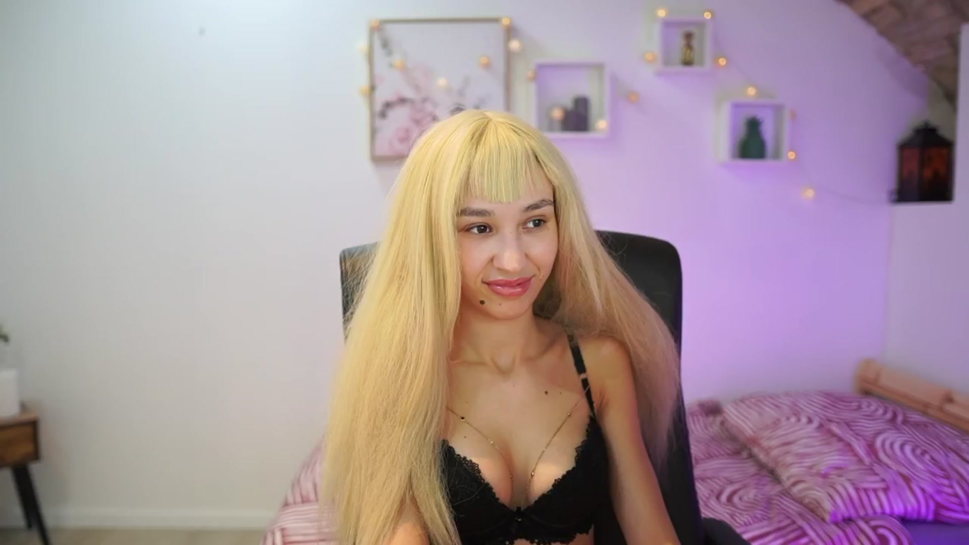 Gallery image thumbnail from Amai__Liu's myfreecams stream on, 11/19/2025, 22:10 image 16 of 20
