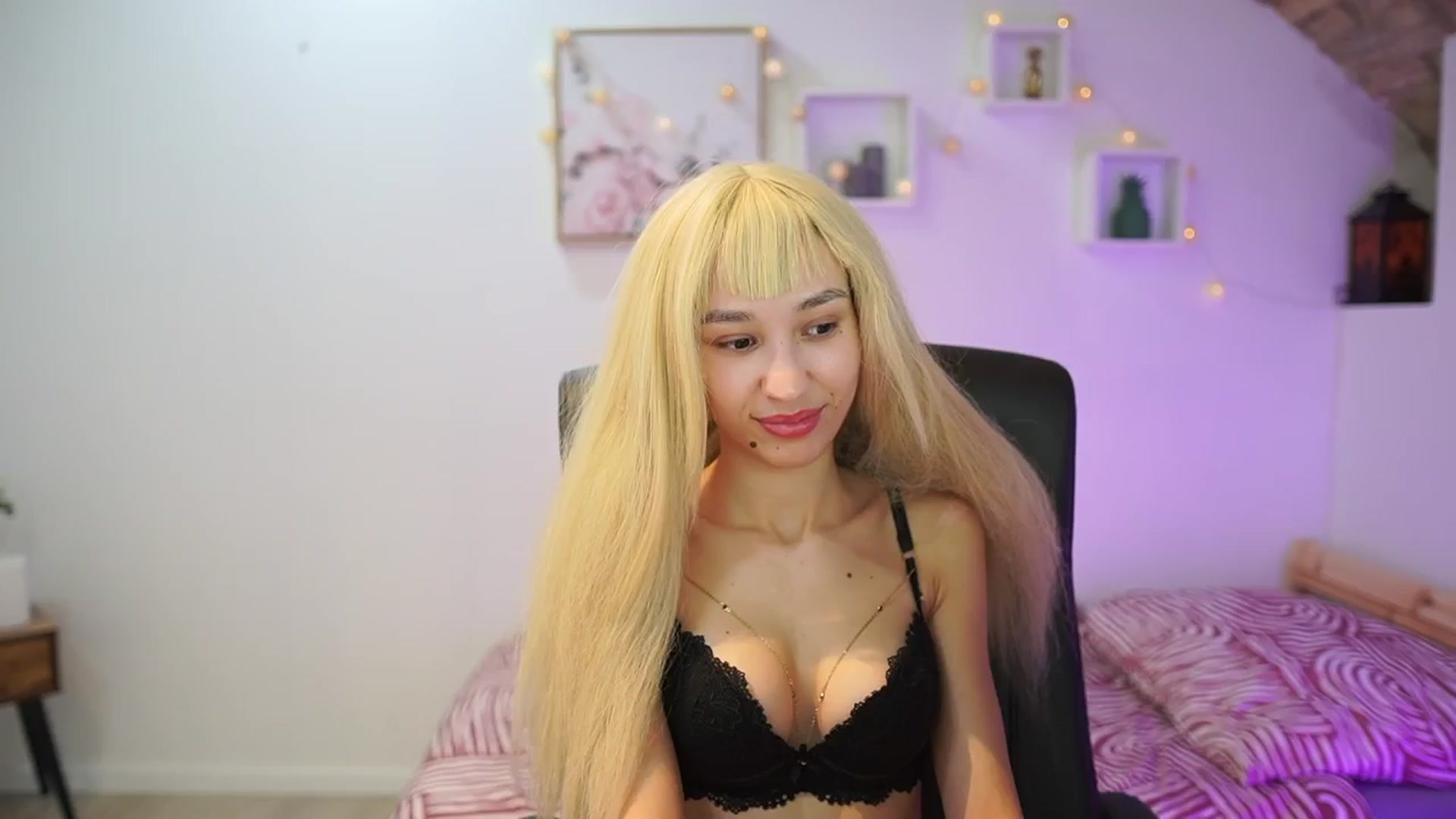 Gallery image thumbnail from Amai__Liu's myfreecams stream on, 11/19/2025, 22:10 image 14 of 20