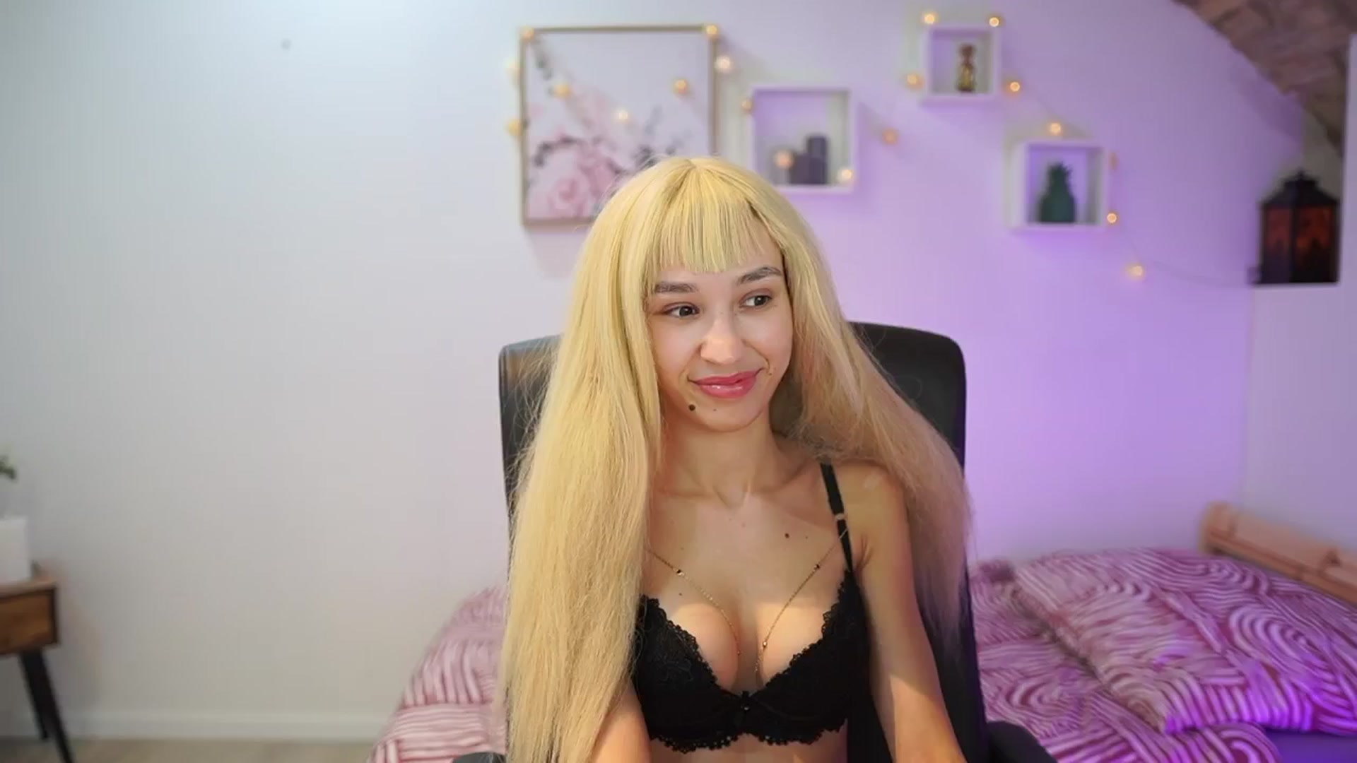 Gallery image thumbnail from Amai__Liu's myfreecams stream on, 11/19/2025, 22:10 image 3 of 20