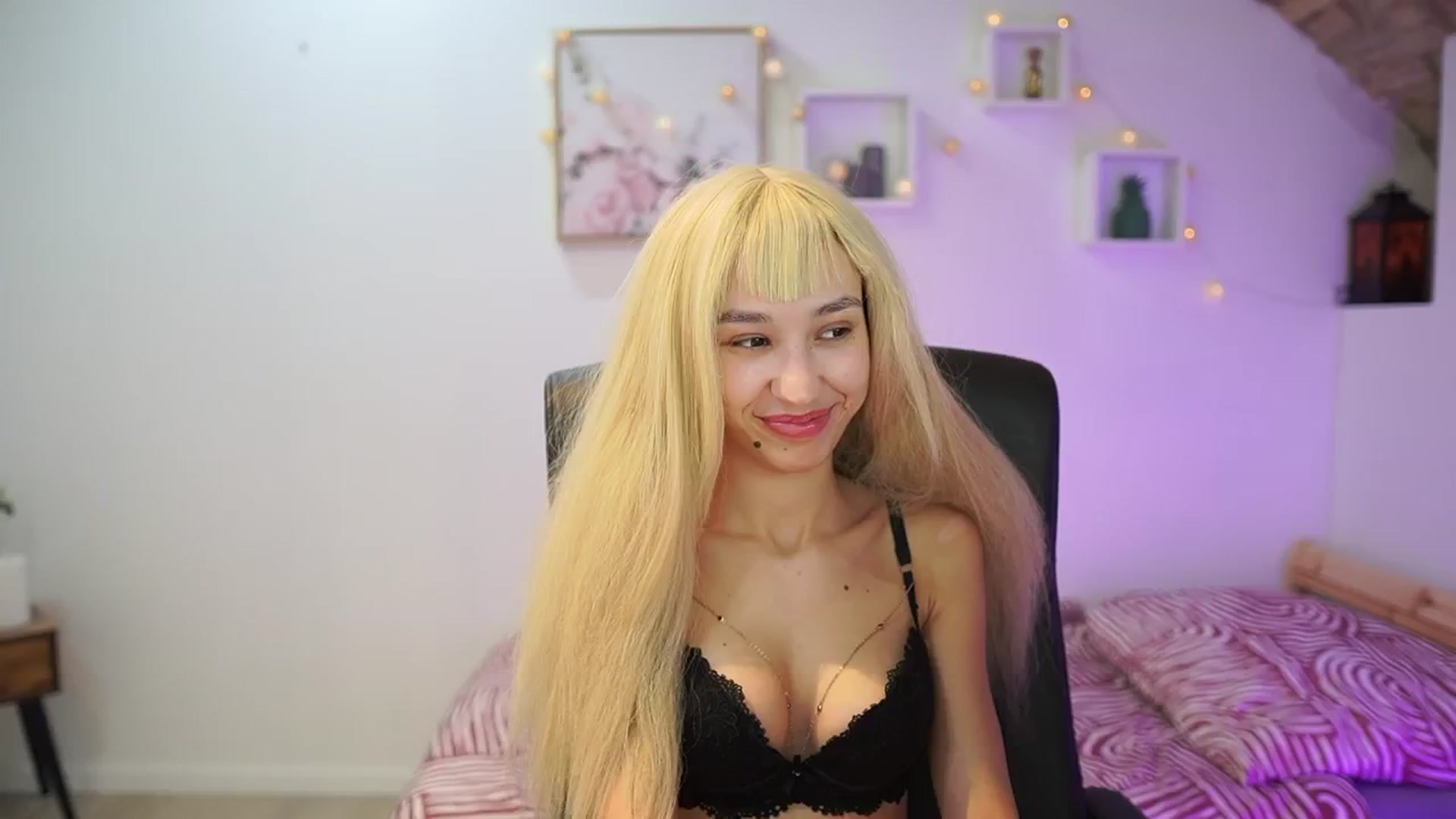 Gallery image thumbnail from Amai__Liu's myfreecams stream on, 11/19/2025, 22:10 image 9 of 20