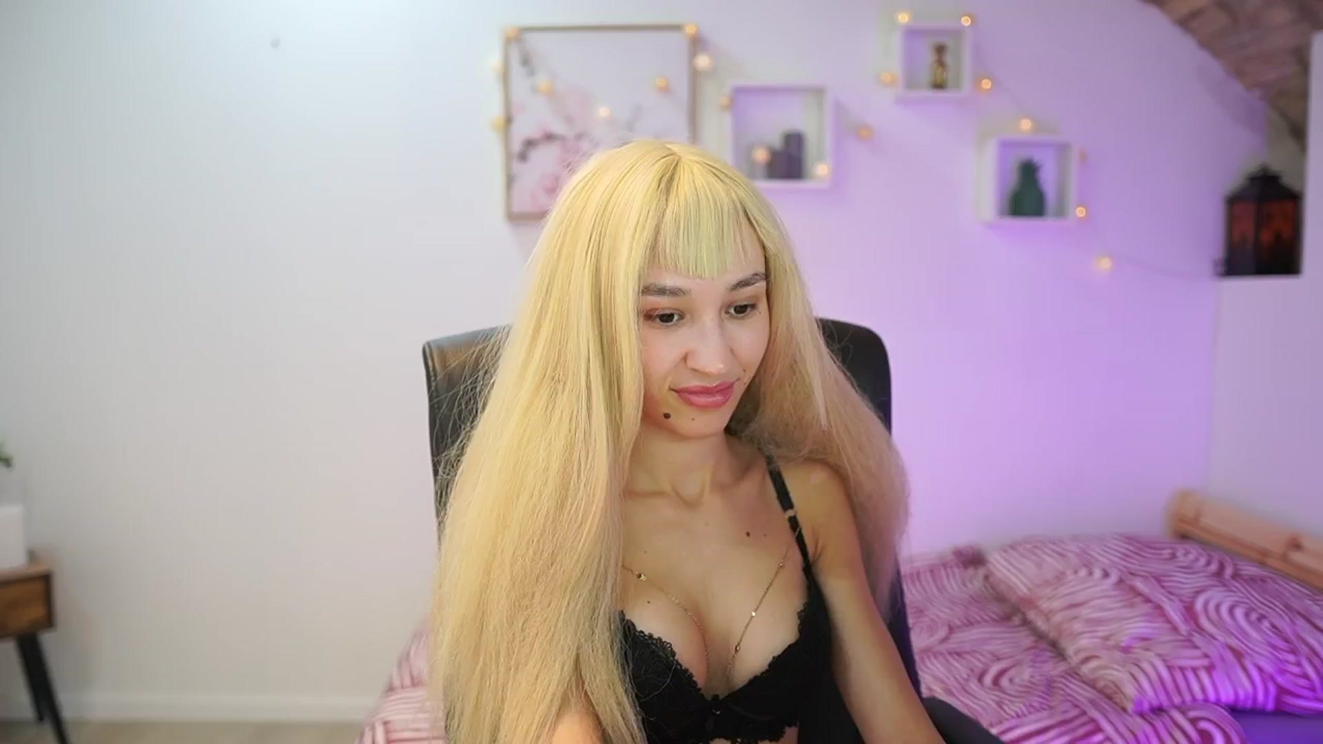 Gallery image thumbnail from Amai__Liu's myfreecams stream on, 11/19/2025, 22:10 image 19 of 20