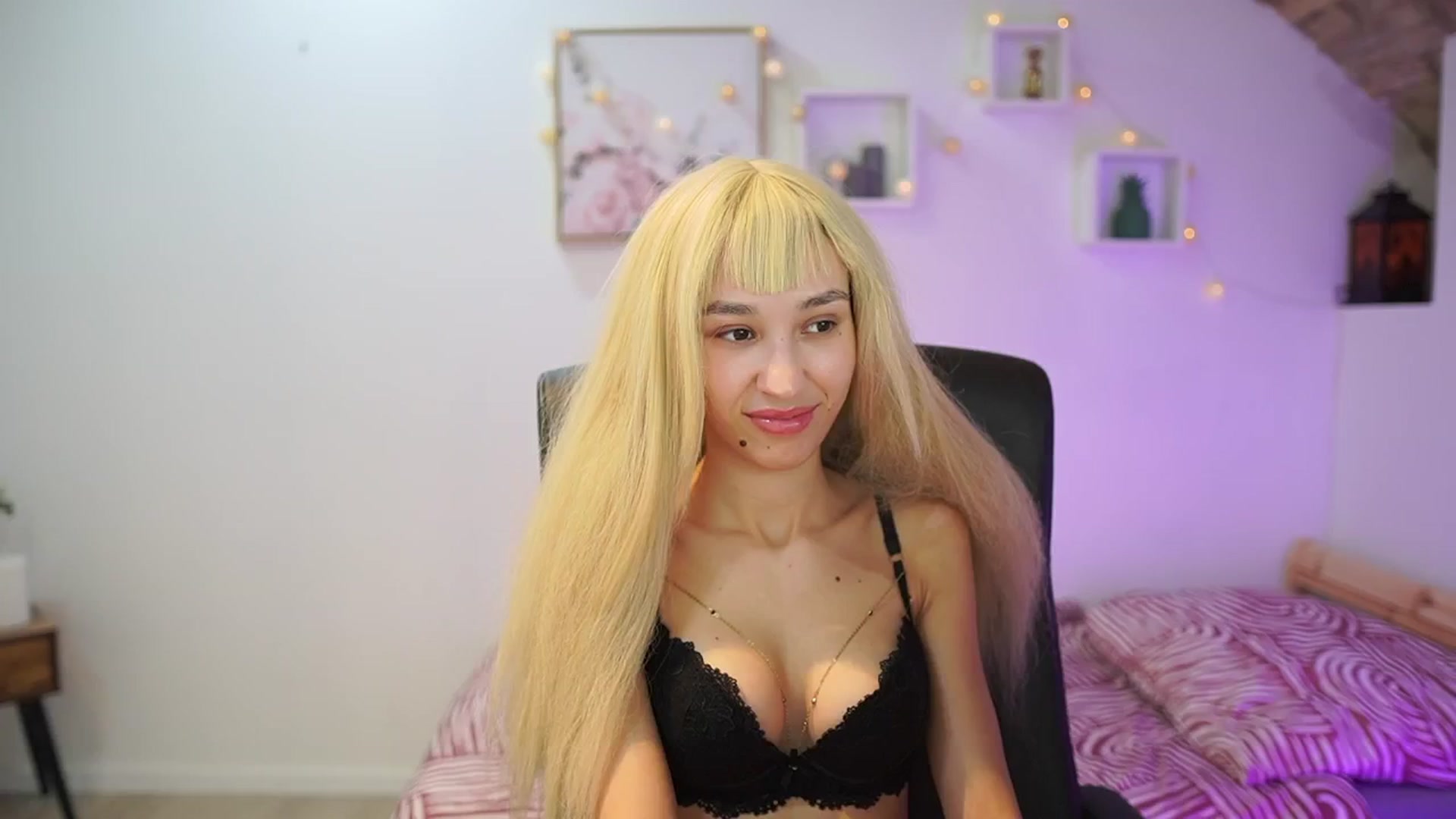 Gallery image thumbnail from Amai__Liu's myfreecams stream on, 11/19/2025, 22:10 image 13 of 20