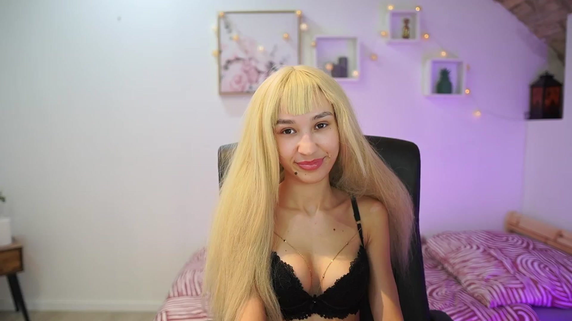 Gallery image thumbnail from Amai__Liu's myfreecams stream on, 11/19/2025, 22:10 image 11 of 20