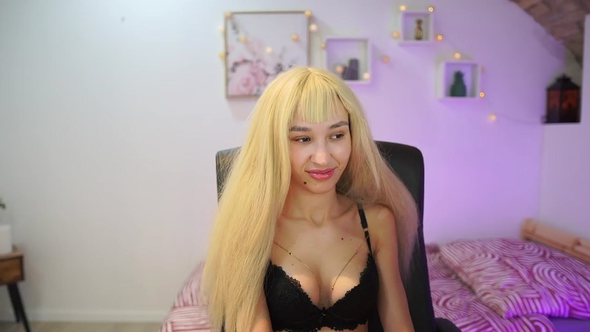 Gallery image thumbnail from Amai__Liu's myfreecams stream on, 11/19/2025, 22:10 image 8 of 20