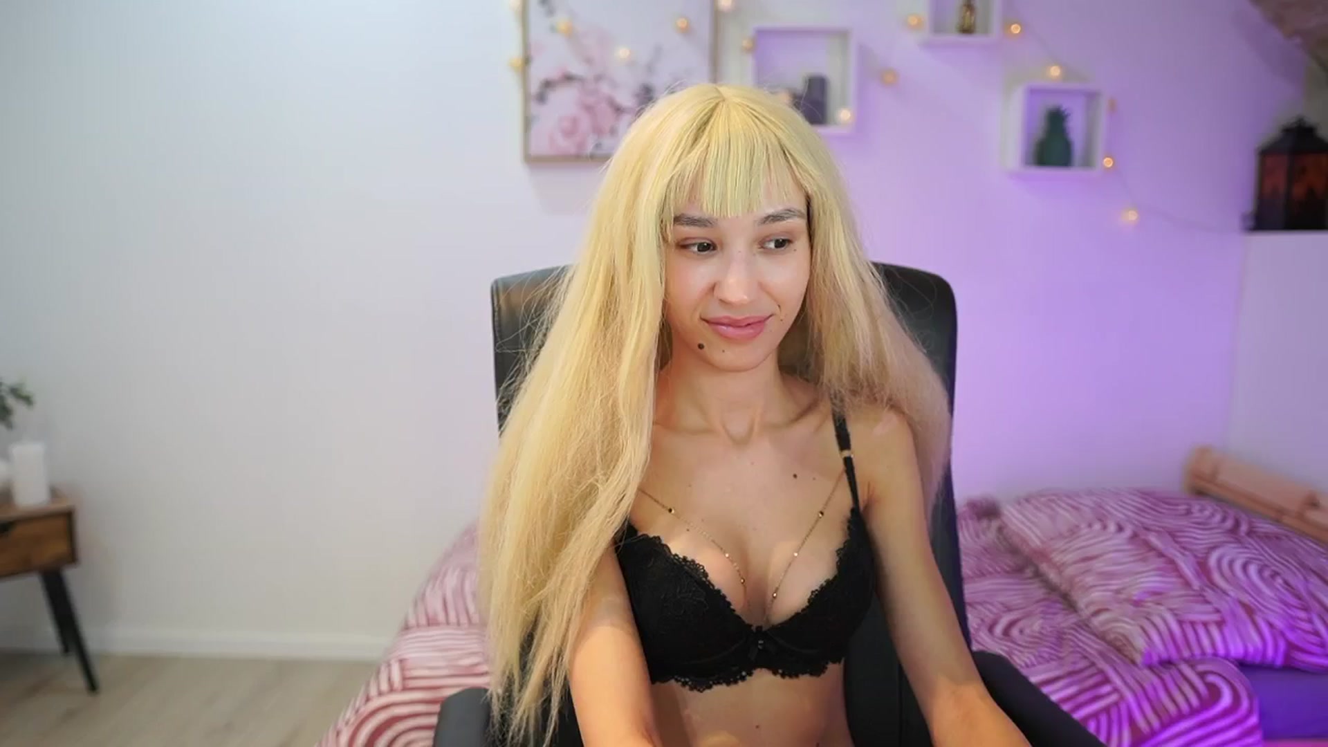 Gallery image thumbnail from Amai__Liu's myfreecams stream on, 11/19/2025, 23:50 image 10 of 20