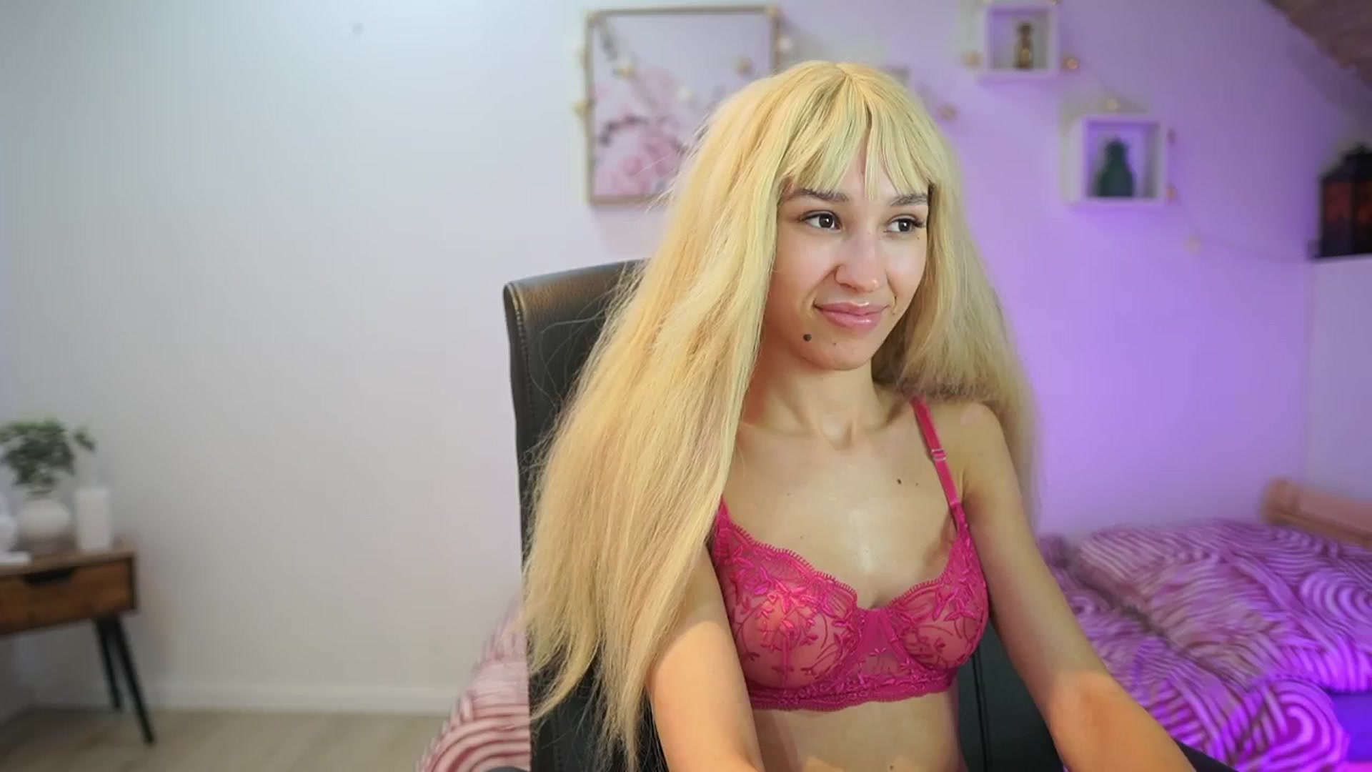 Gallery image thumbnail from Amai__Liu's myfreecams stream on, 12/18/2025, 23:23 image 17 of 20
