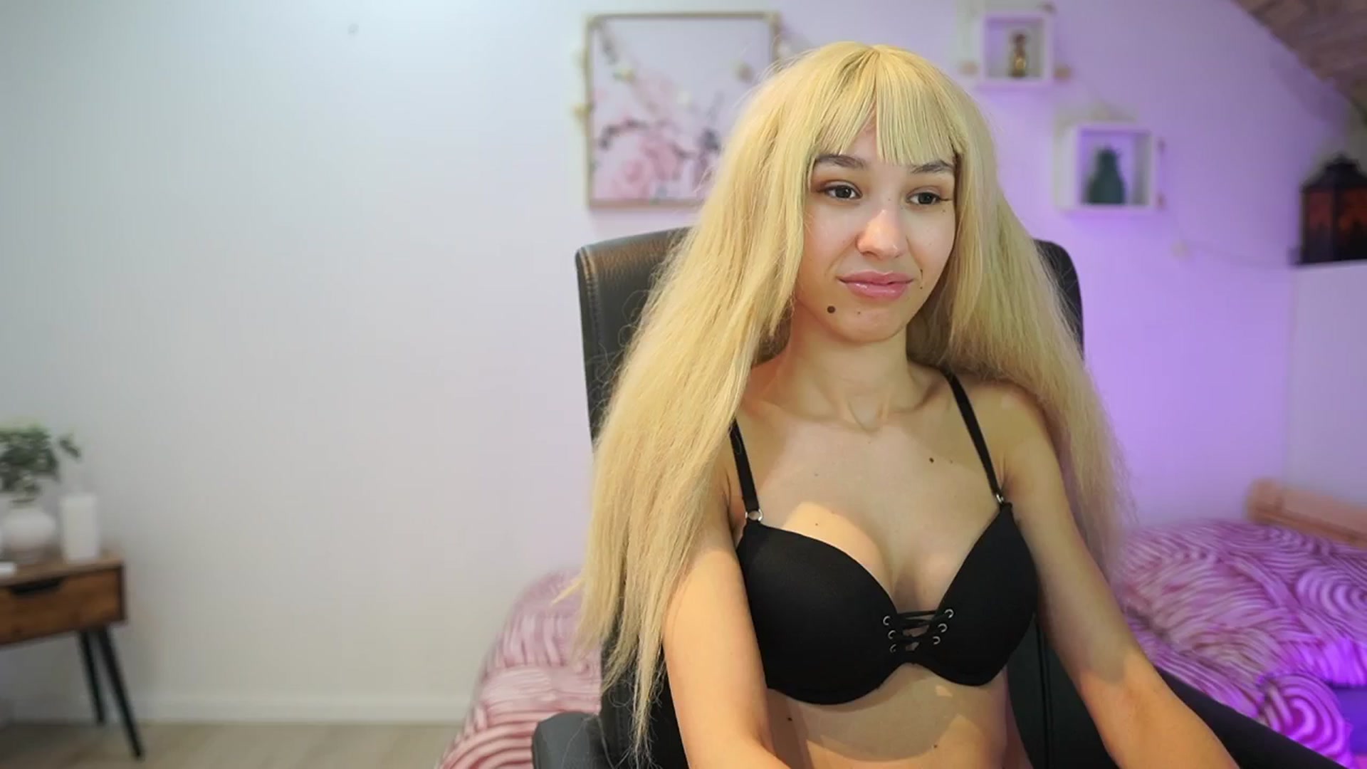 Gallery image thumbnail from Amai__Liu's myfreecams stream on, 12/21/2025, 12:56 image 11 of 20