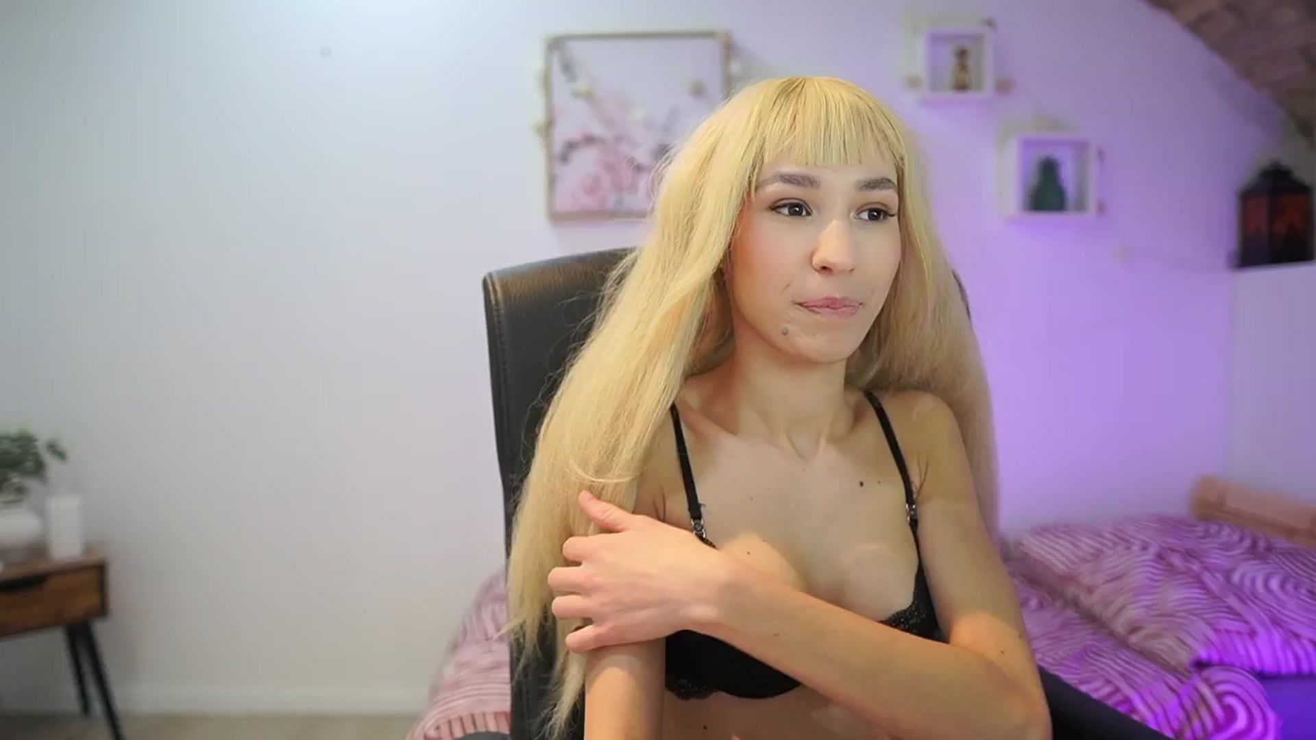 Gallery image thumbnail from Amai__Liu's myfreecams stream on, 12/23/2025, 10:38 image 11 of 20