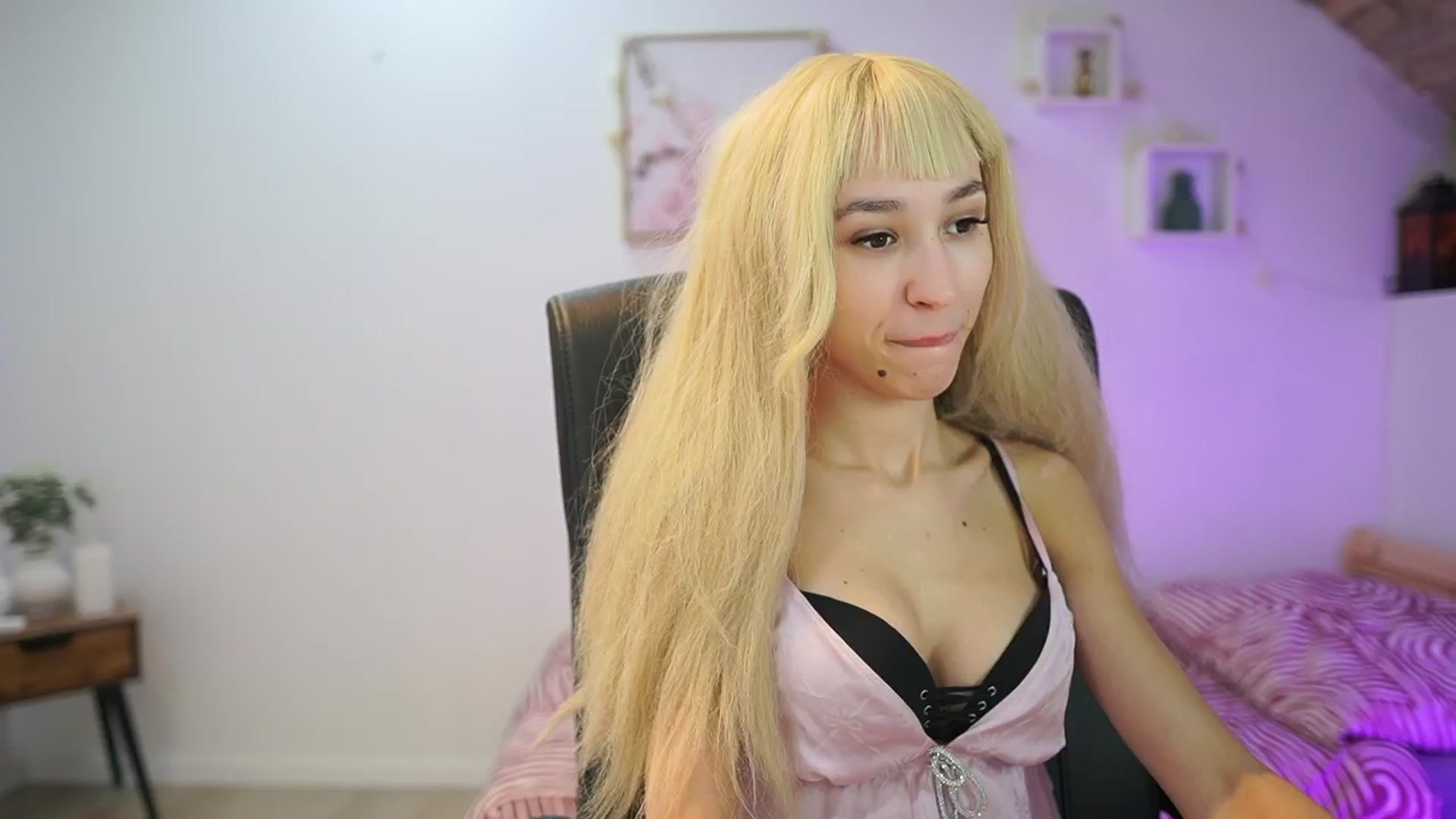 Gallery image thumbnail from Amai__Liu's myfreecams stream on, 12/28/2025, 15:56 image 4 of 20