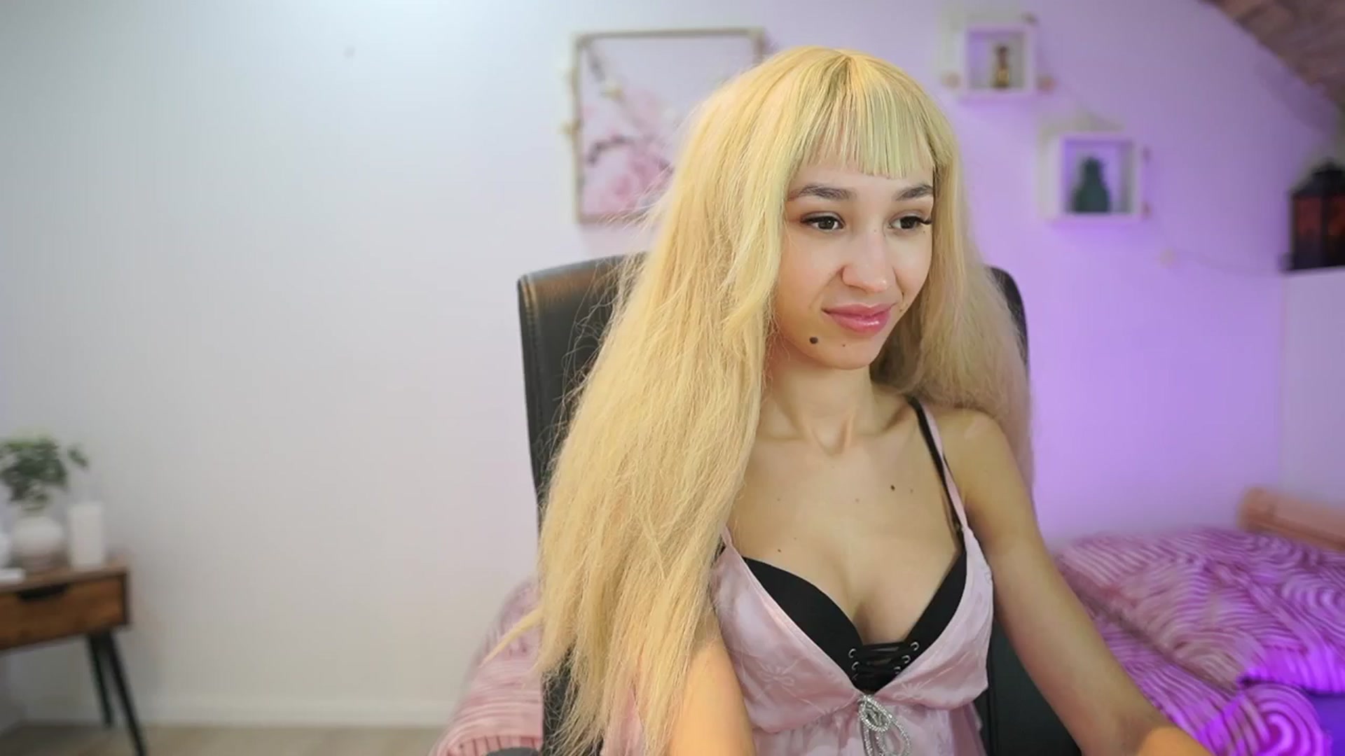 Gallery image thumbnail from Amai__Liu's myfreecams stream on, 12/28/2025, 15:56 image 3 of 20
