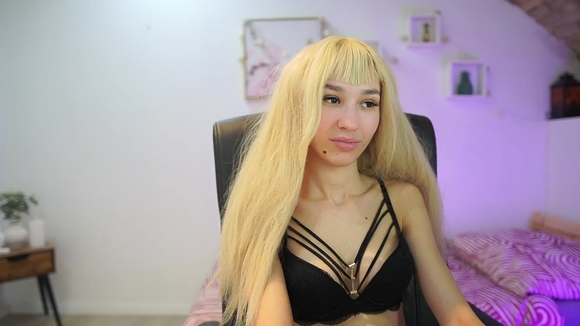 Gallery image thumbnail from Amai__Liu's myfreecams stream on, 12/30/2025, 22:06 image 14 of 20