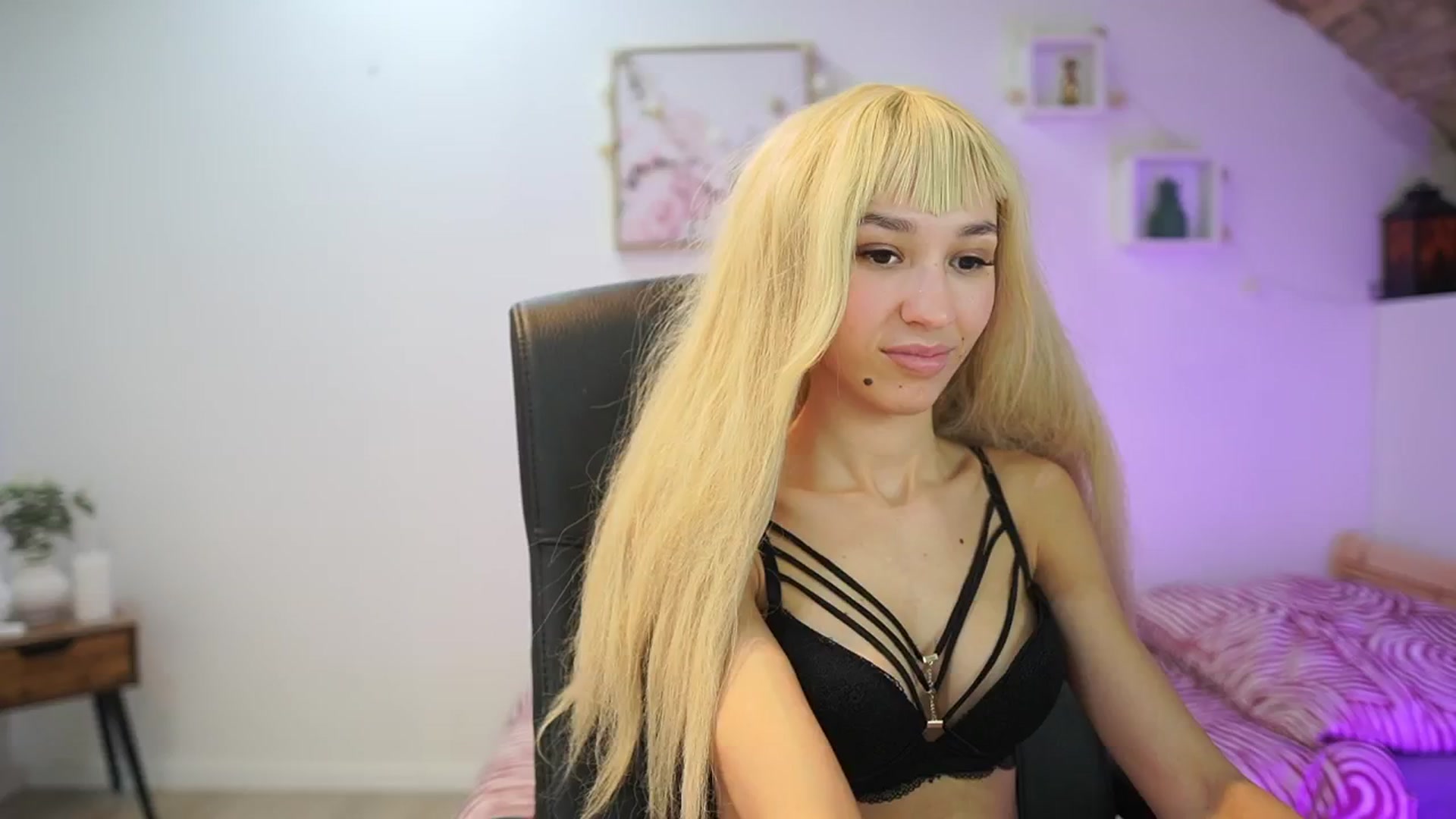 Gallery image thumbnail from Amai__Liu's myfreecams stream on, 12/30/2025, 22:06 image 12 of 20
