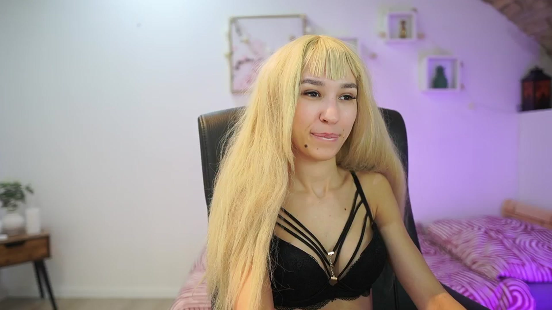 Gallery image thumbnail from Amai__Liu's myfreecams stream on, 12/30/2025, 23:50 image 19 of 20