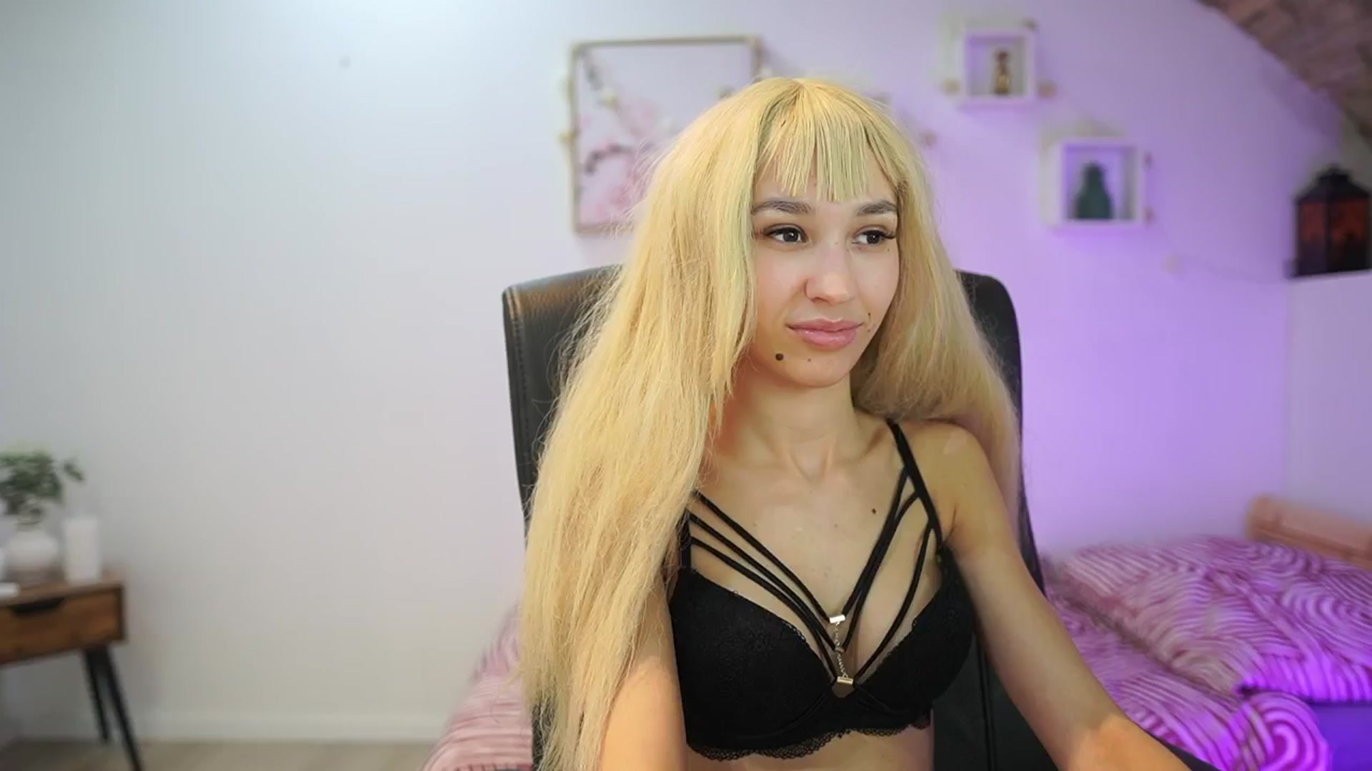 Gallery image thumbnail from Amai__Liu's myfreecams stream on, 12/30/2025, 23:50 image 16 of 20