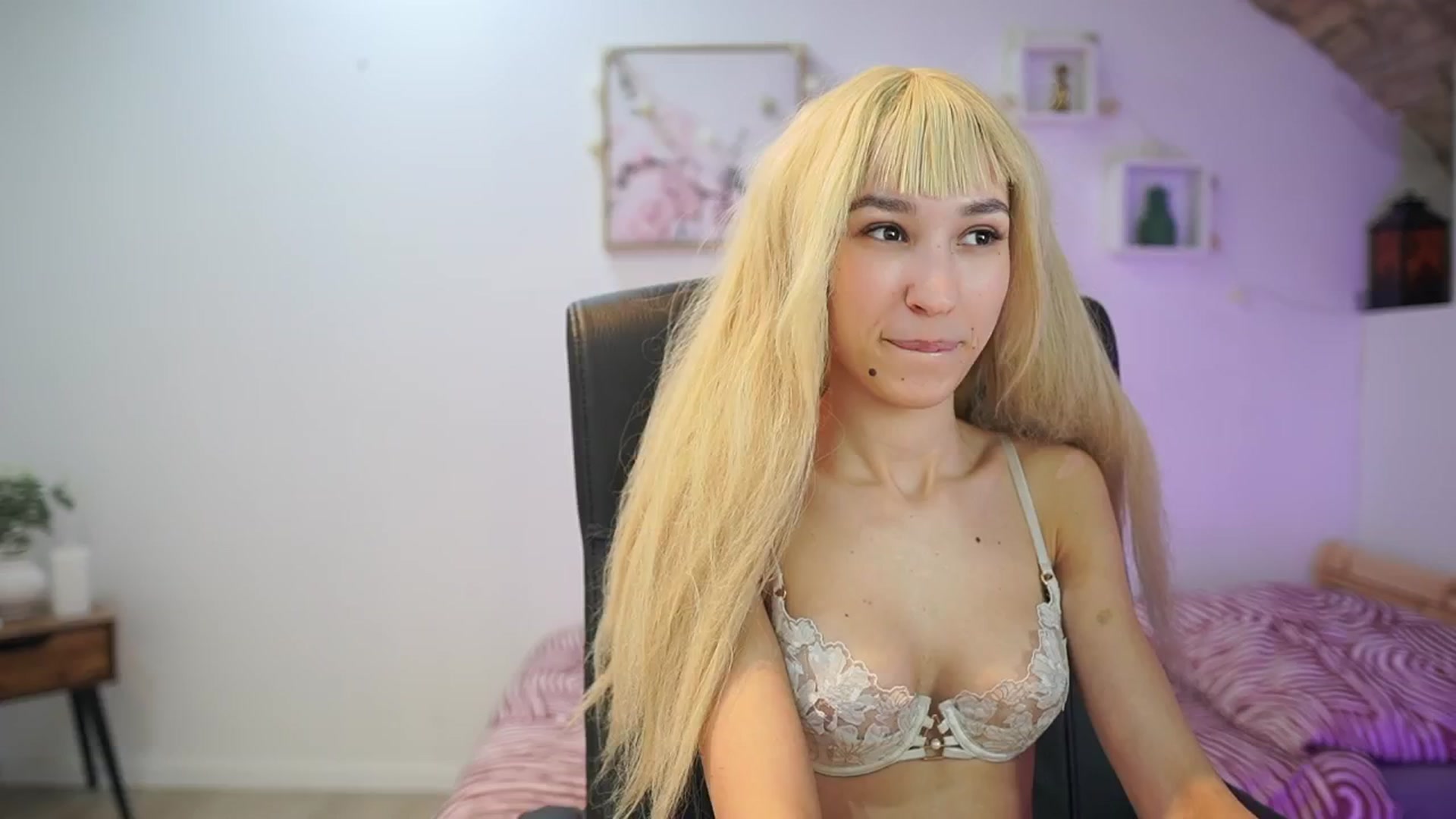 Gallery image thumbnail from Amai__Liu's myfreecams stream on, 01/03/2026, 11:43 image 18 of 20
