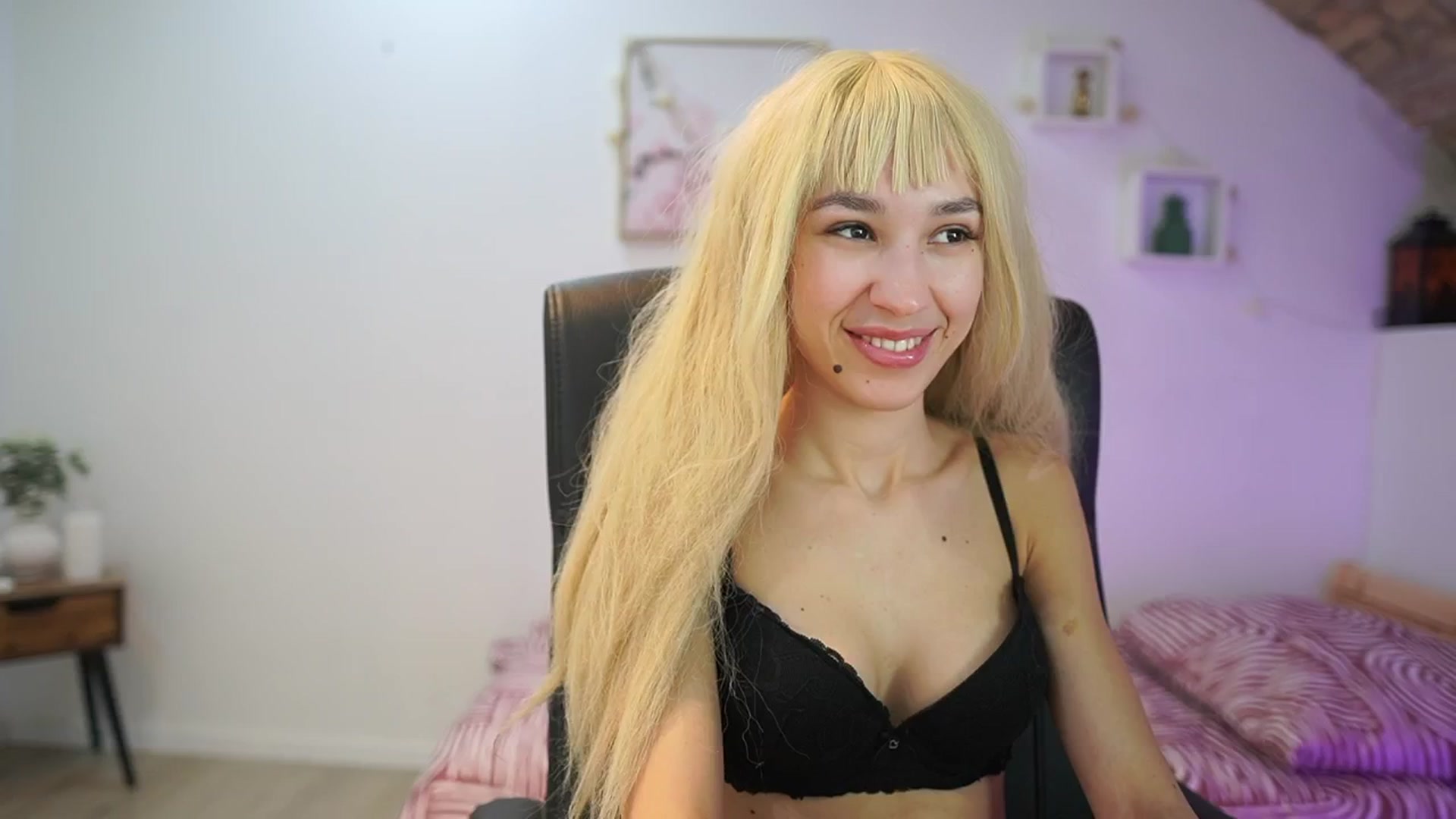 Gallery image thumbnail from Amai__Liu's myfreecams stream on, 01/07/2026, 13:14 image 17 of 20